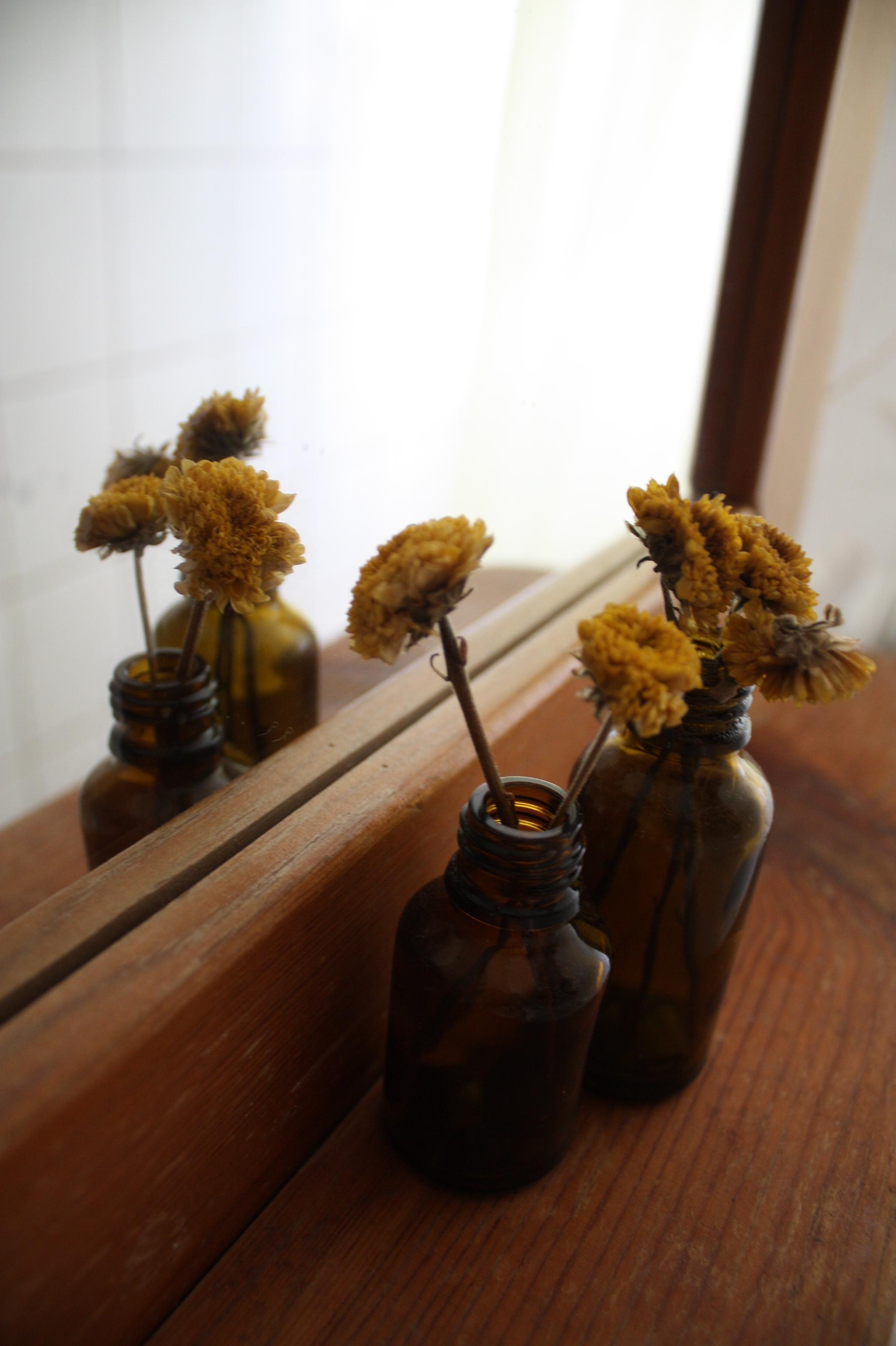 Badezimmerzeit.
#Trockenblumen #Altglas #senfgelb #holz #vintage