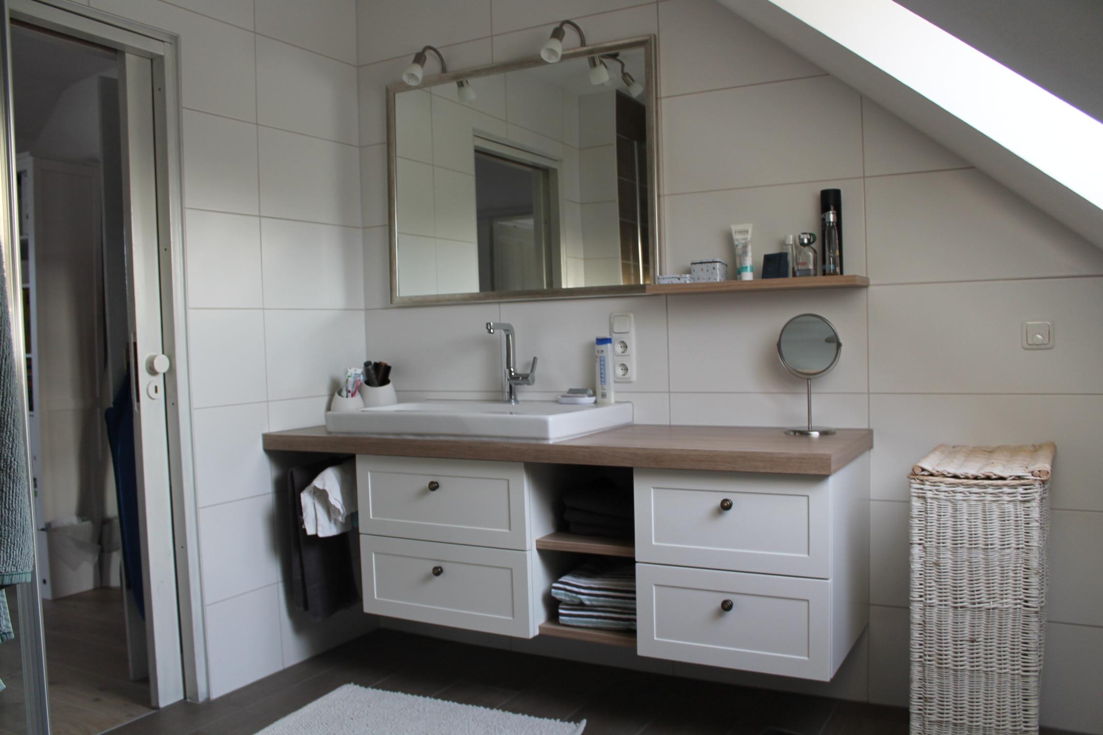 Badmöbel in weiß matt Lack #spiegel #badezimmerschrank #badmöbel #waschbecken ©Holzlounge Schreinerei