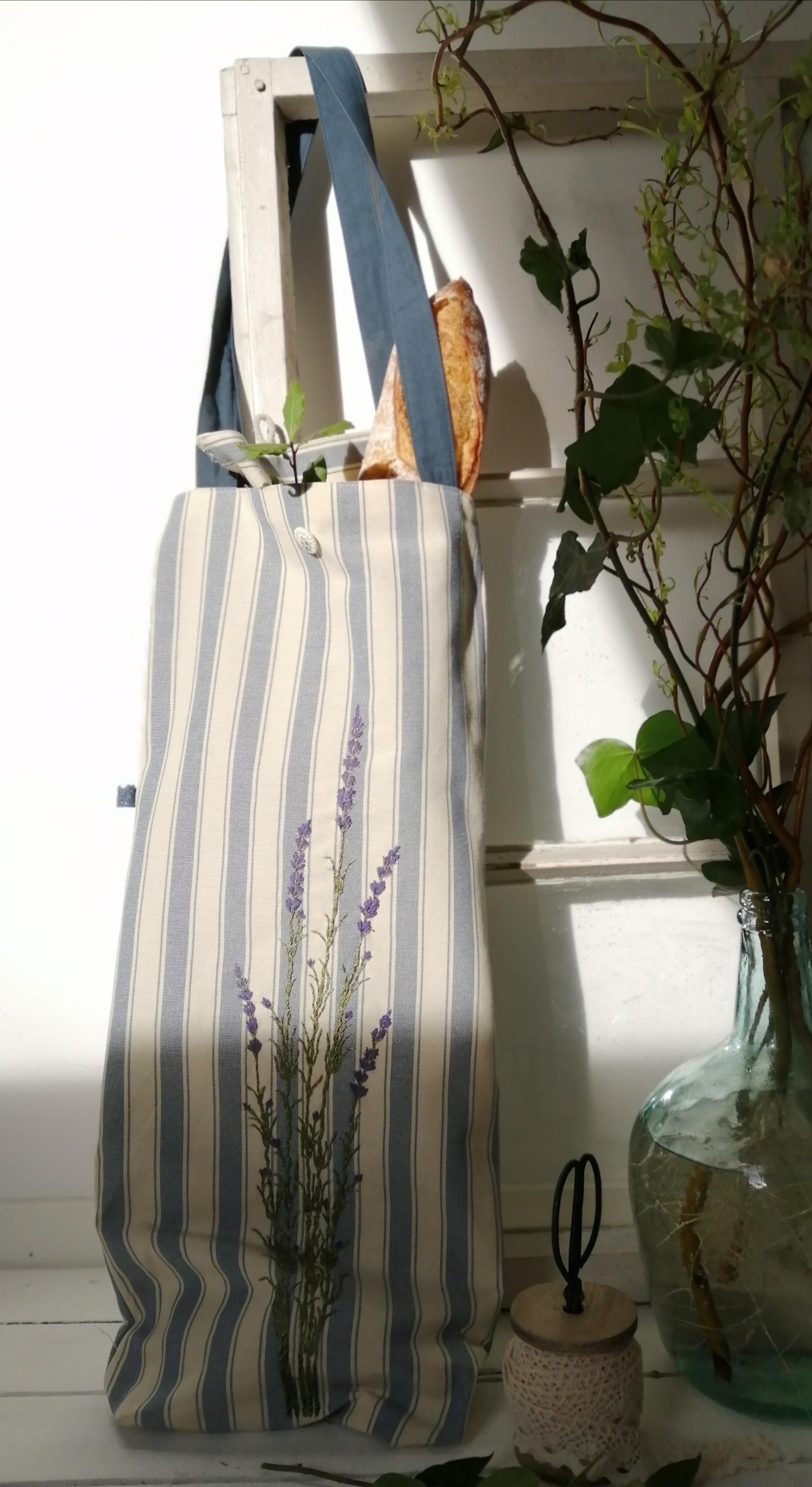 Baguette bag, bestickt mit Lavendel 🌿#countrystyle #embroiderybotanical #baguettebag #sewlove #diy 