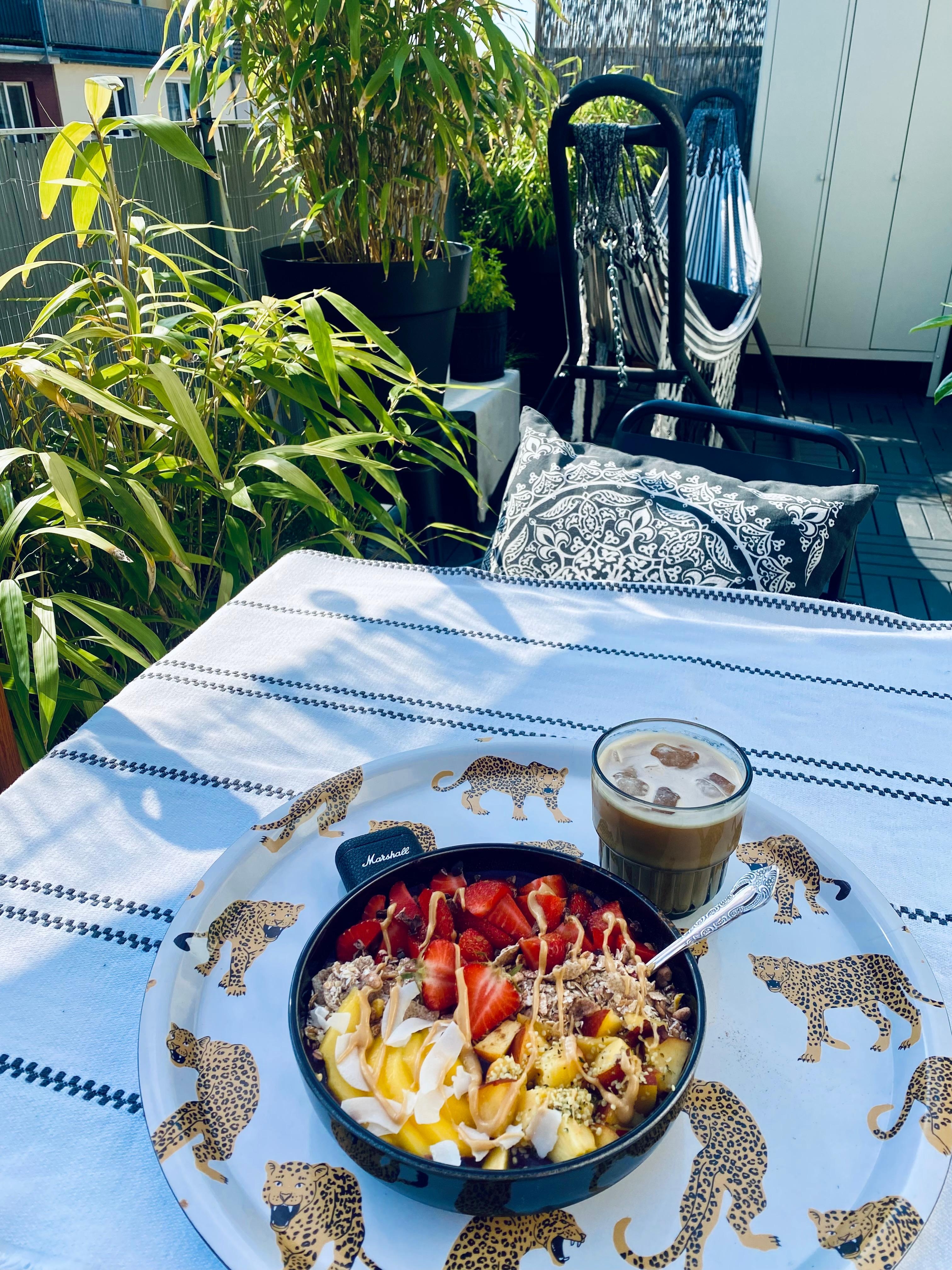 Balcony breakfast 🖤 
#breakfastlover #outdoorlivingroom #acaibowl 