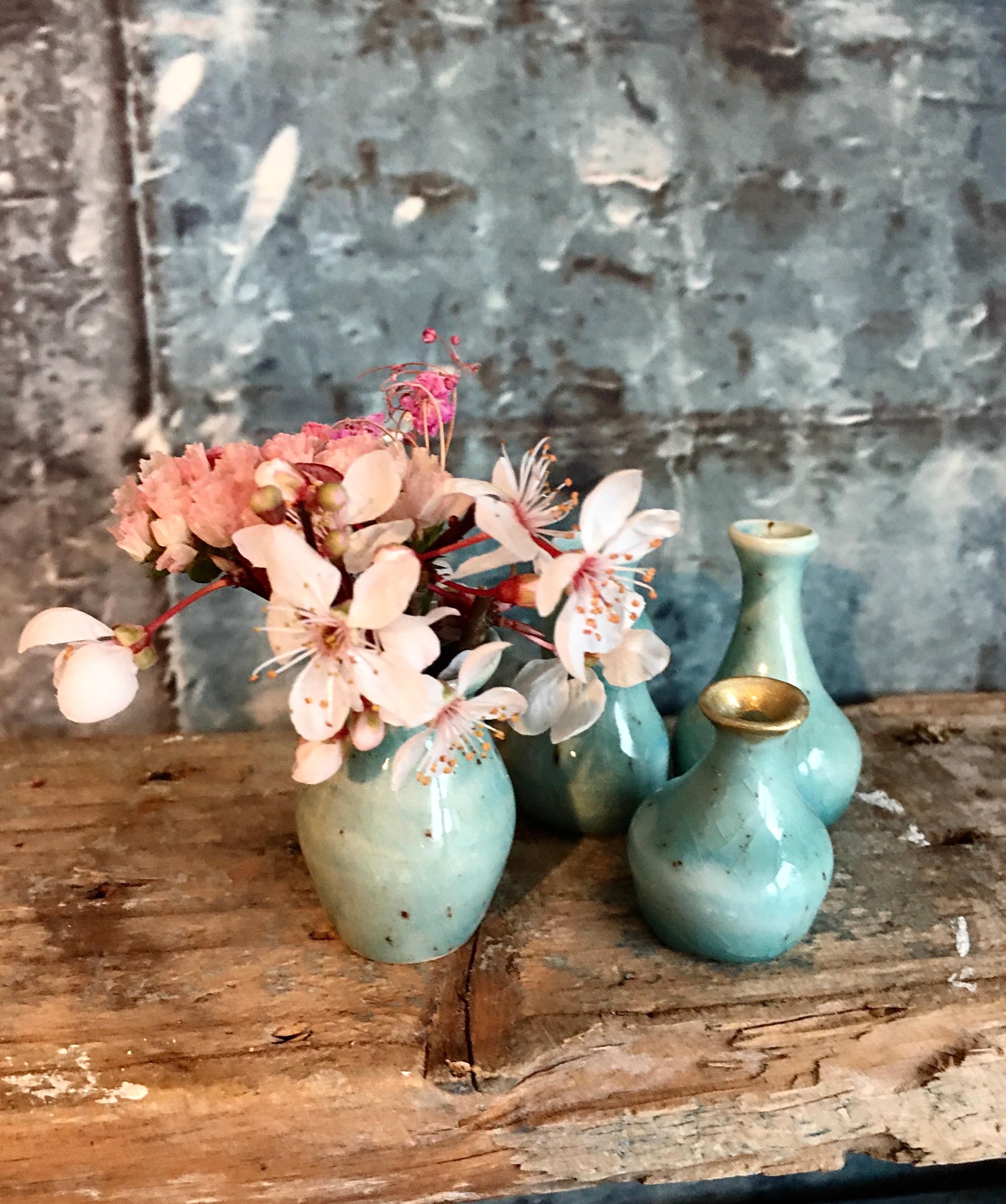 Bald Frühling! erste Blüten vom Pflaumenbaum #frühling #minivasen #rosa #hellblau #keramik #handgetöpfert