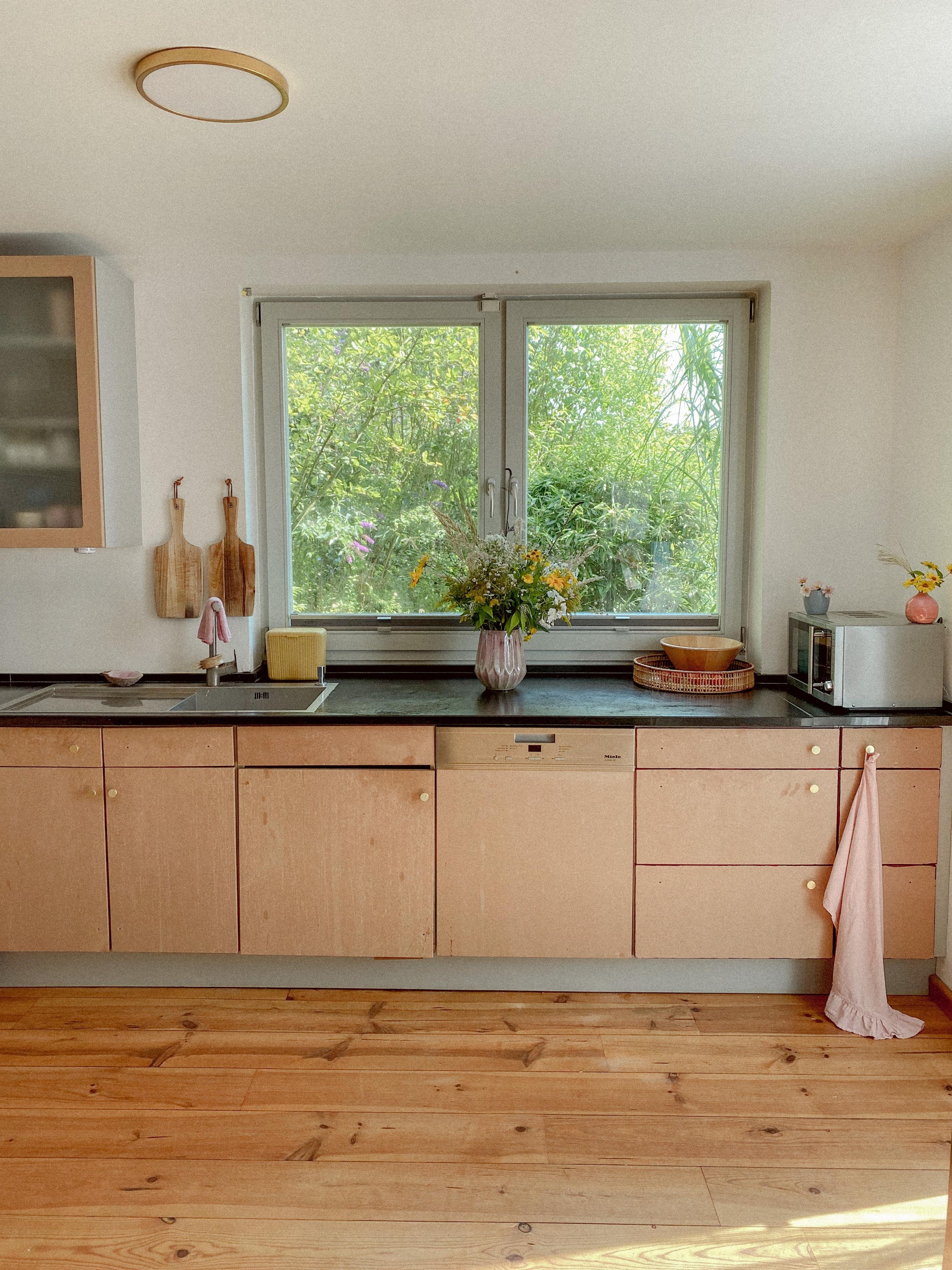Bald kommen Holzbretter und Fliesenspiegel statt Hochschrank. #couchstyle #messinggriffe #küche #granitplatte
