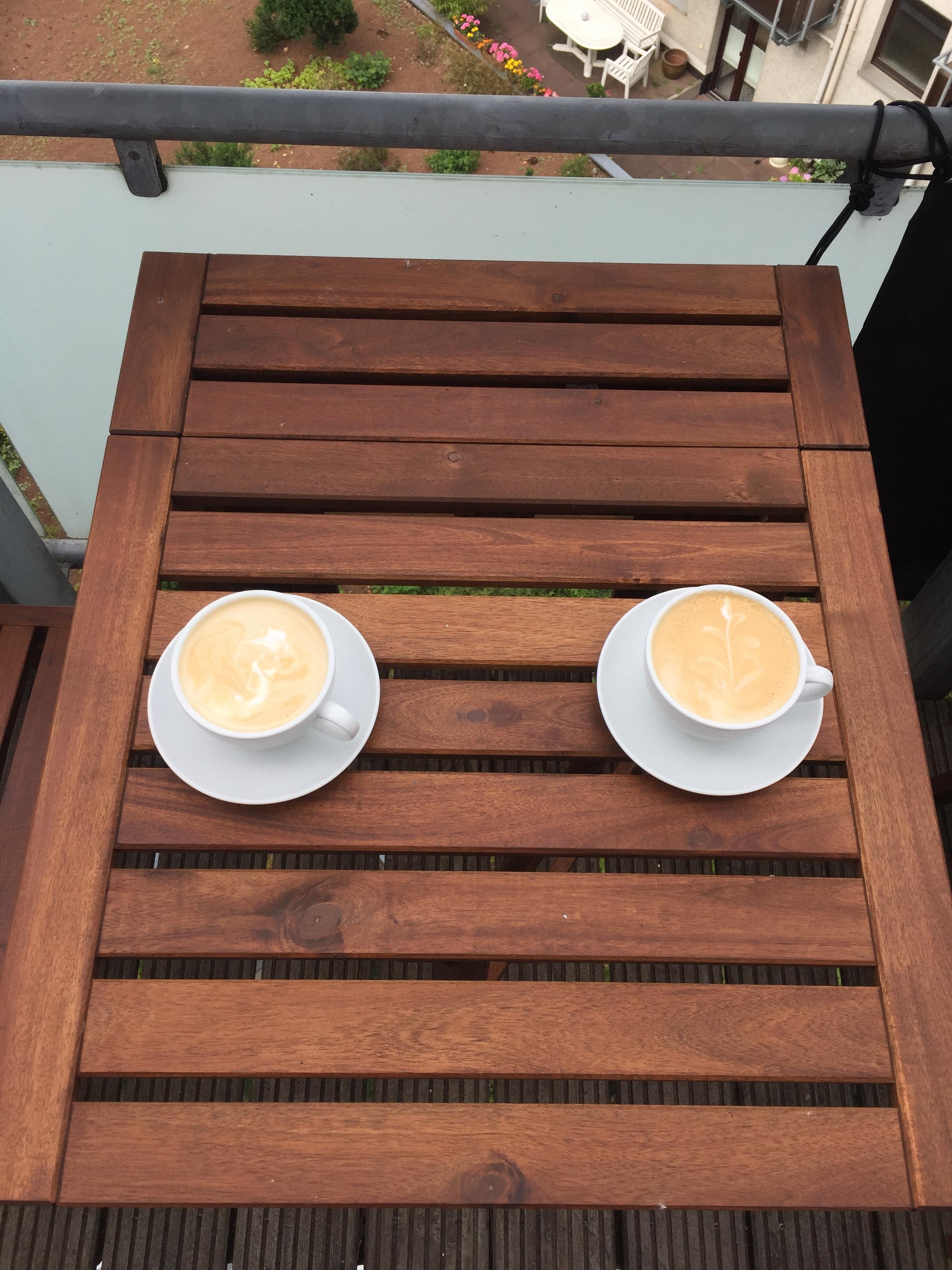 #balkon #applaro #holztisch #terrasse #coffee