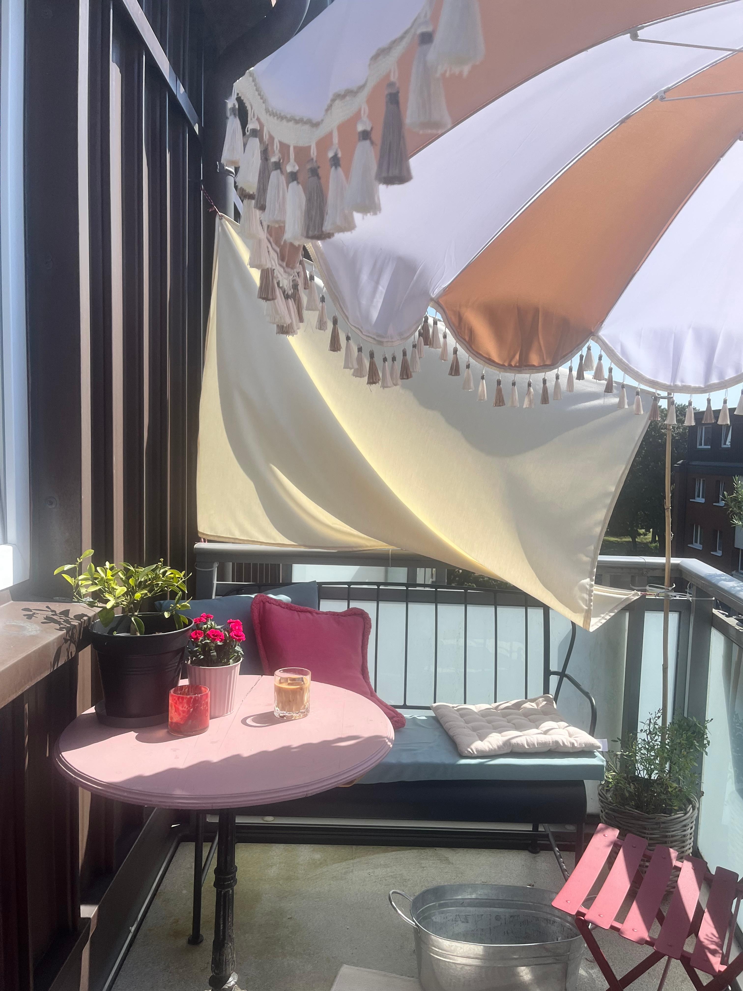 Balkon 

#eiskaffee #bistrotisch #sonnenschirm #sommer