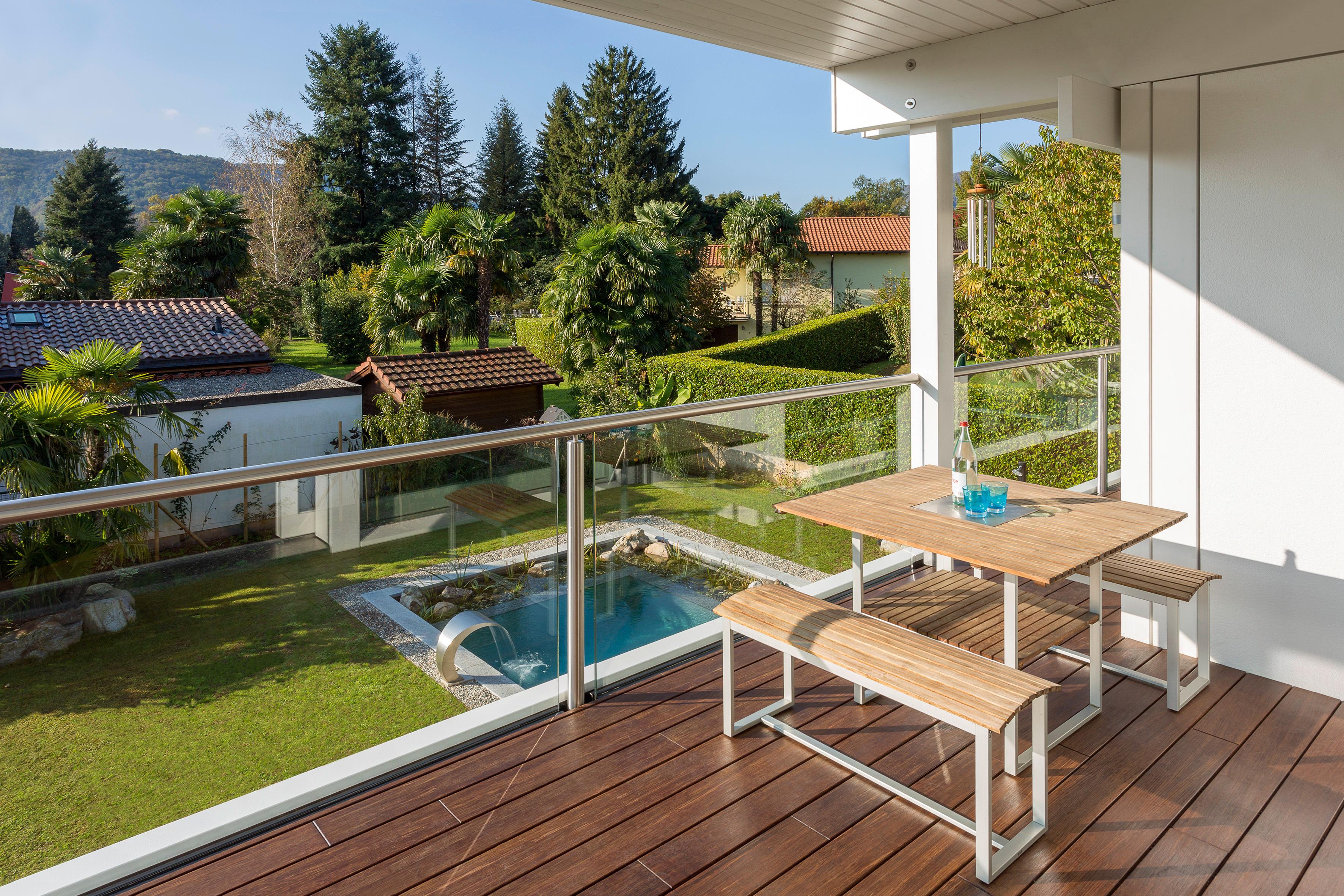 Balkon mit Gartenblick #pool #holztisch #gartenmöbel #tisch #balkonmöbel ©HUS HAUS