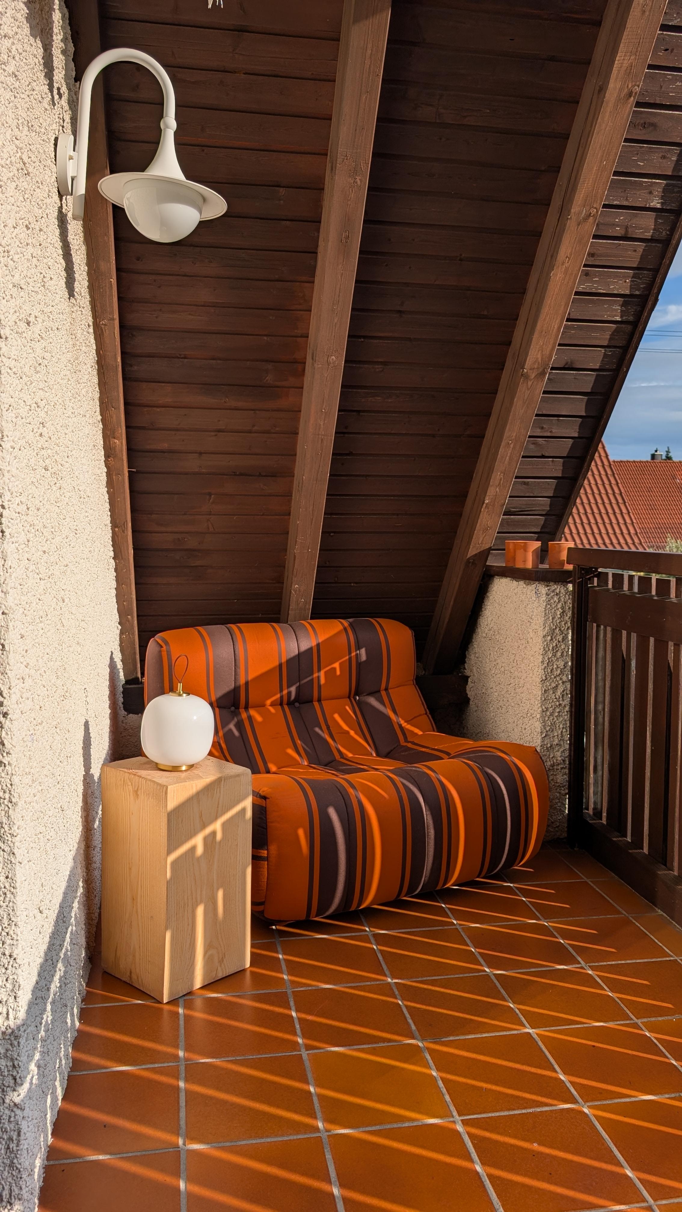 Balkon-Upgrade 
Wir alle lieben es – unser neuer Lieblingsplatz. #balkon #retro #hkliving 