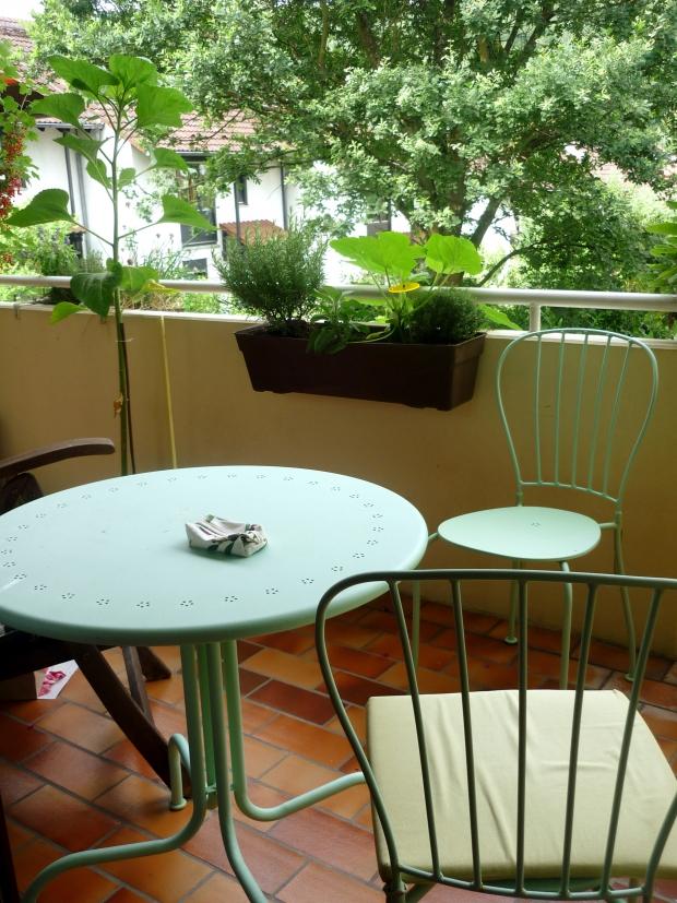 Balkon zum Sonnen mit Vintage Stühlen #homestory