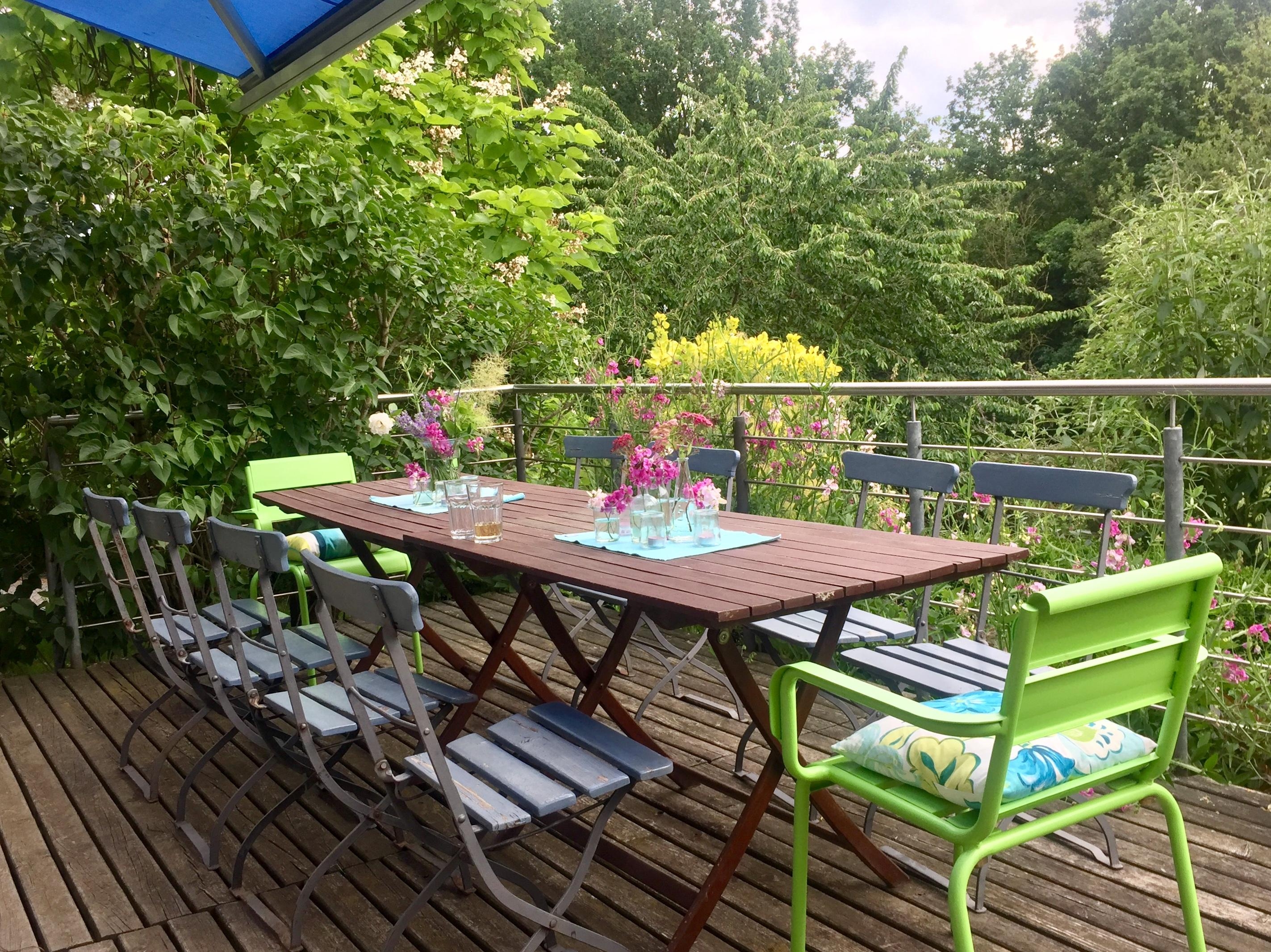 #balkondiy
Alte Stühle blau angemalt, grasgrüne Begleiter und passende Kissen dazu, fertig ist der Gute-Laune-Balkon.
