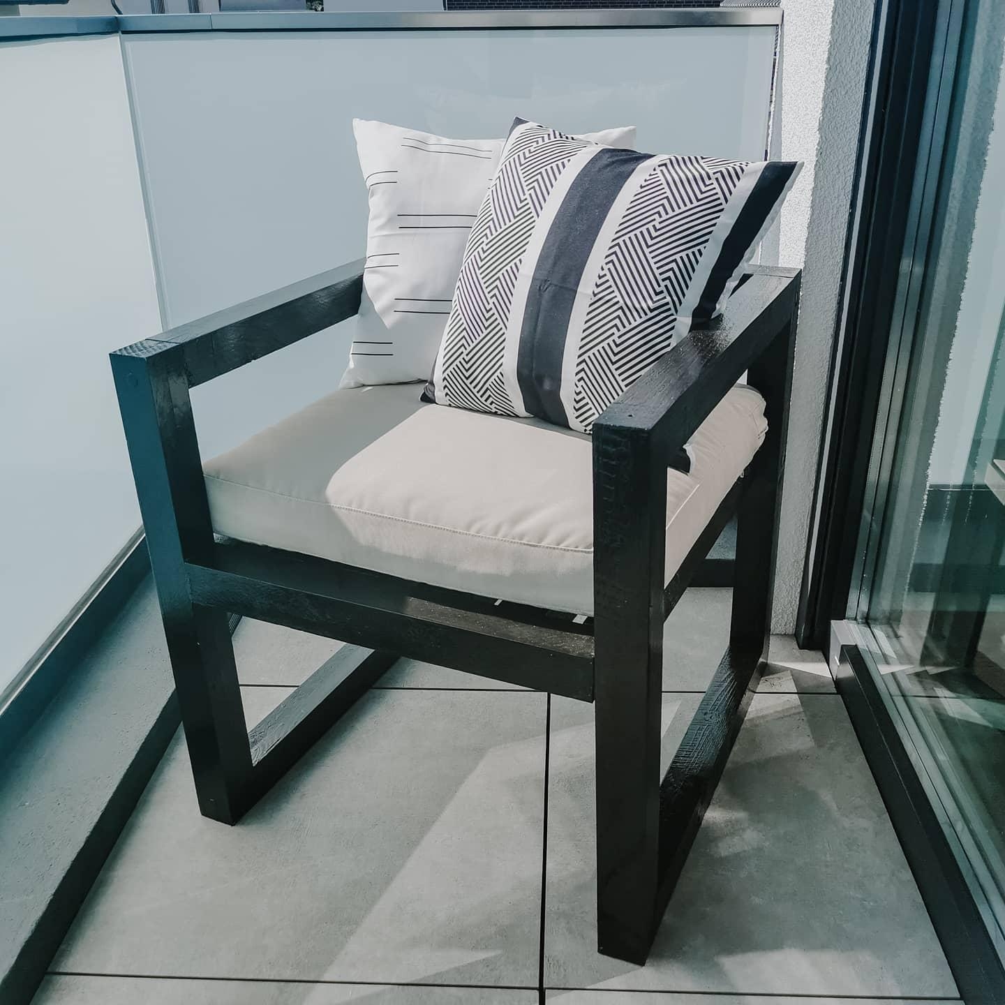 #balkondiy
Aus ein bisschen Konstruktionsholz ist ein gemütlicher Stuhl für den Balkon entstanden 🥰