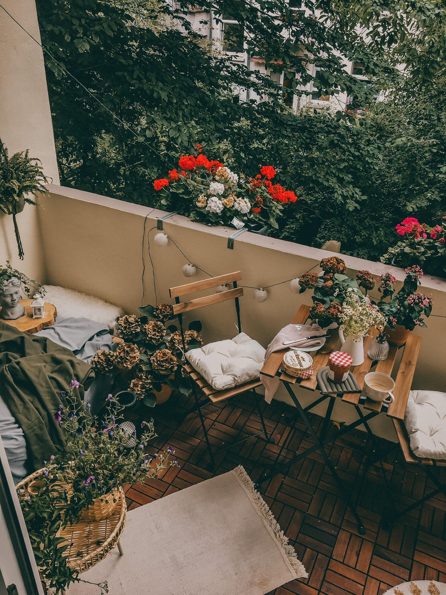 Balkonliebe 🌿 #balkon #balcony #couchmagazine #urbanjungle #balkonliebe