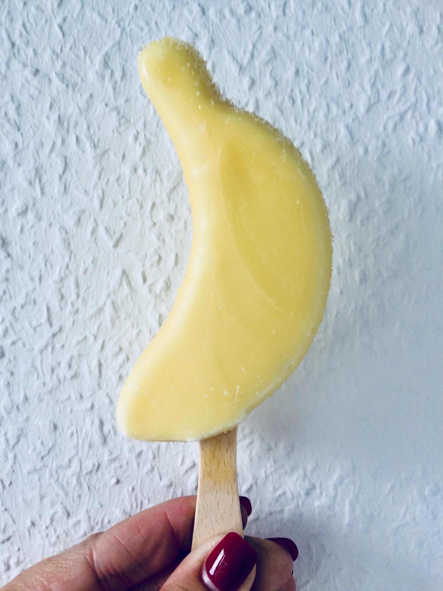 Bananaaa! 🍌 So ein #stylish cooler #snack 😋 #jummi #eisgehtimmer #sommer #food #gelb #banane
