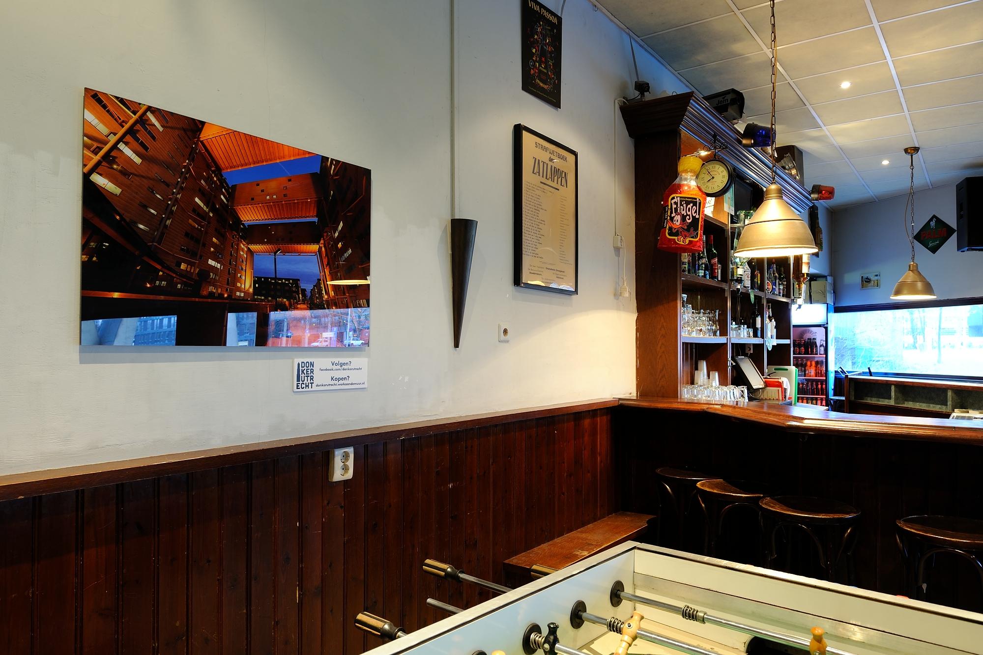 Bar mit Tischkicker und Wandbild #bar #wandgestaltung ©OhMyPrints