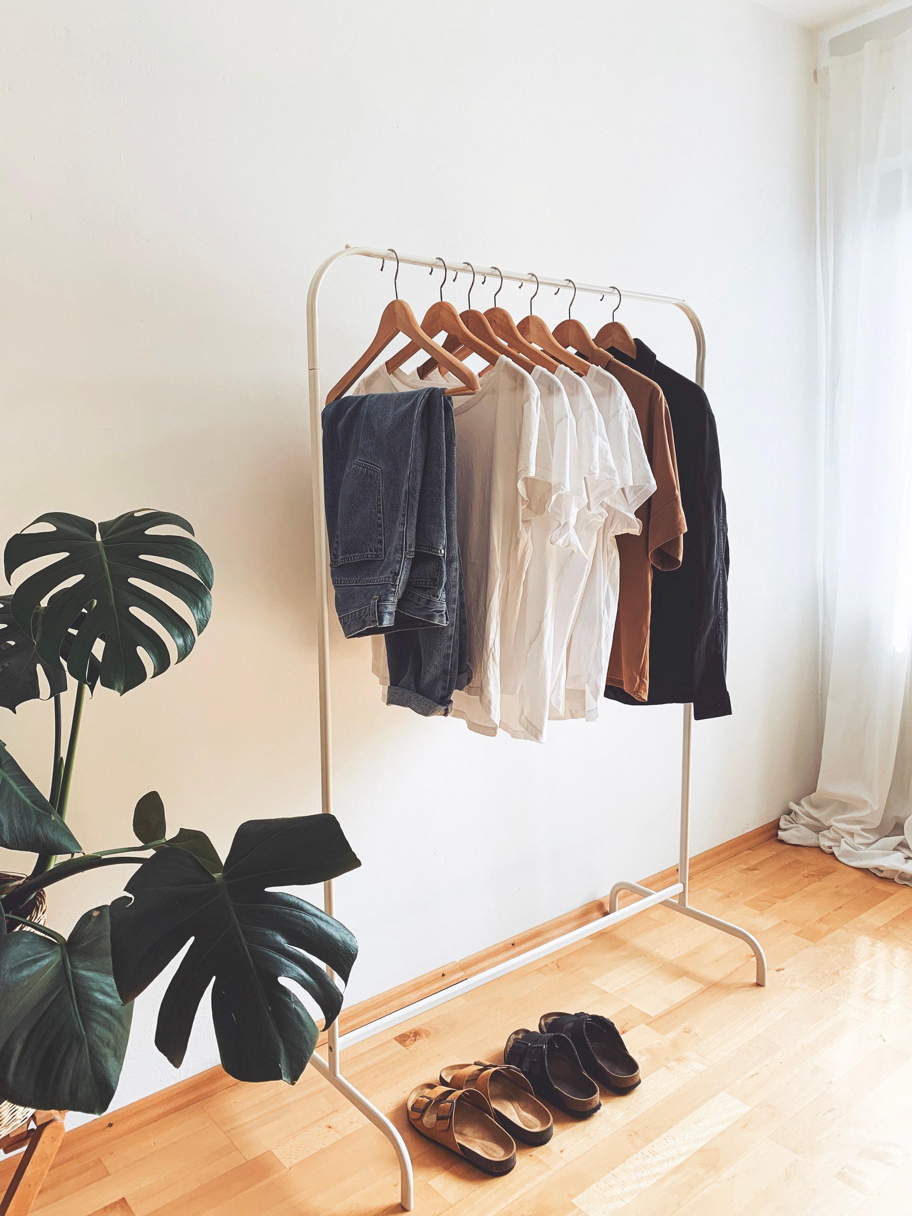 Basics. #home #interior #fashion #ankleidezimmer #monstera #momjeans #basics #bedroom #dressingroom #kleiderstange