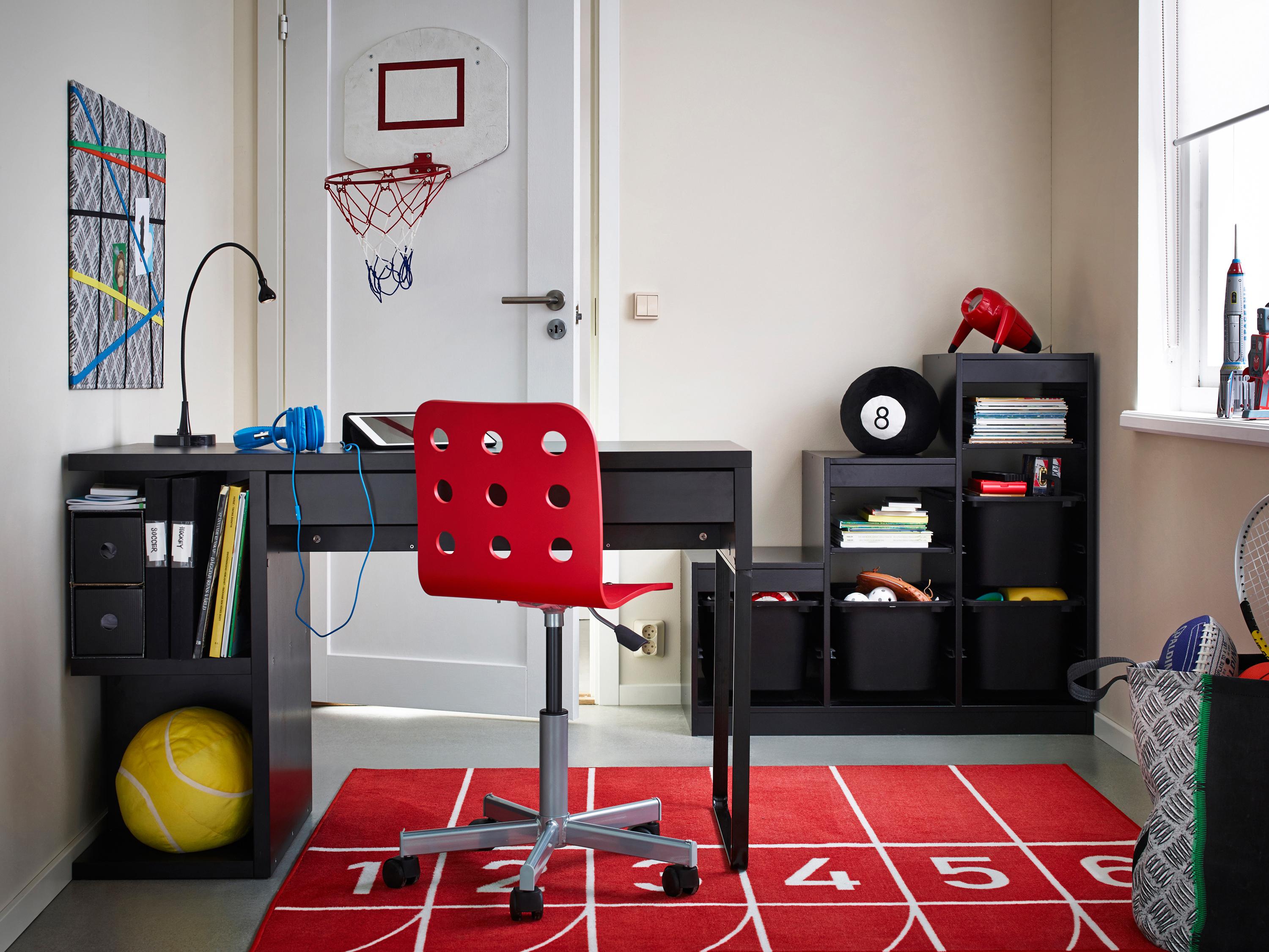 Basketballkorb im sportlichen Jugendzimmer #schreibtisch #teppich #jugendzimmer #schwarzerschreibtisch #kinderschrank ©Inter Ikea Systems B.V.