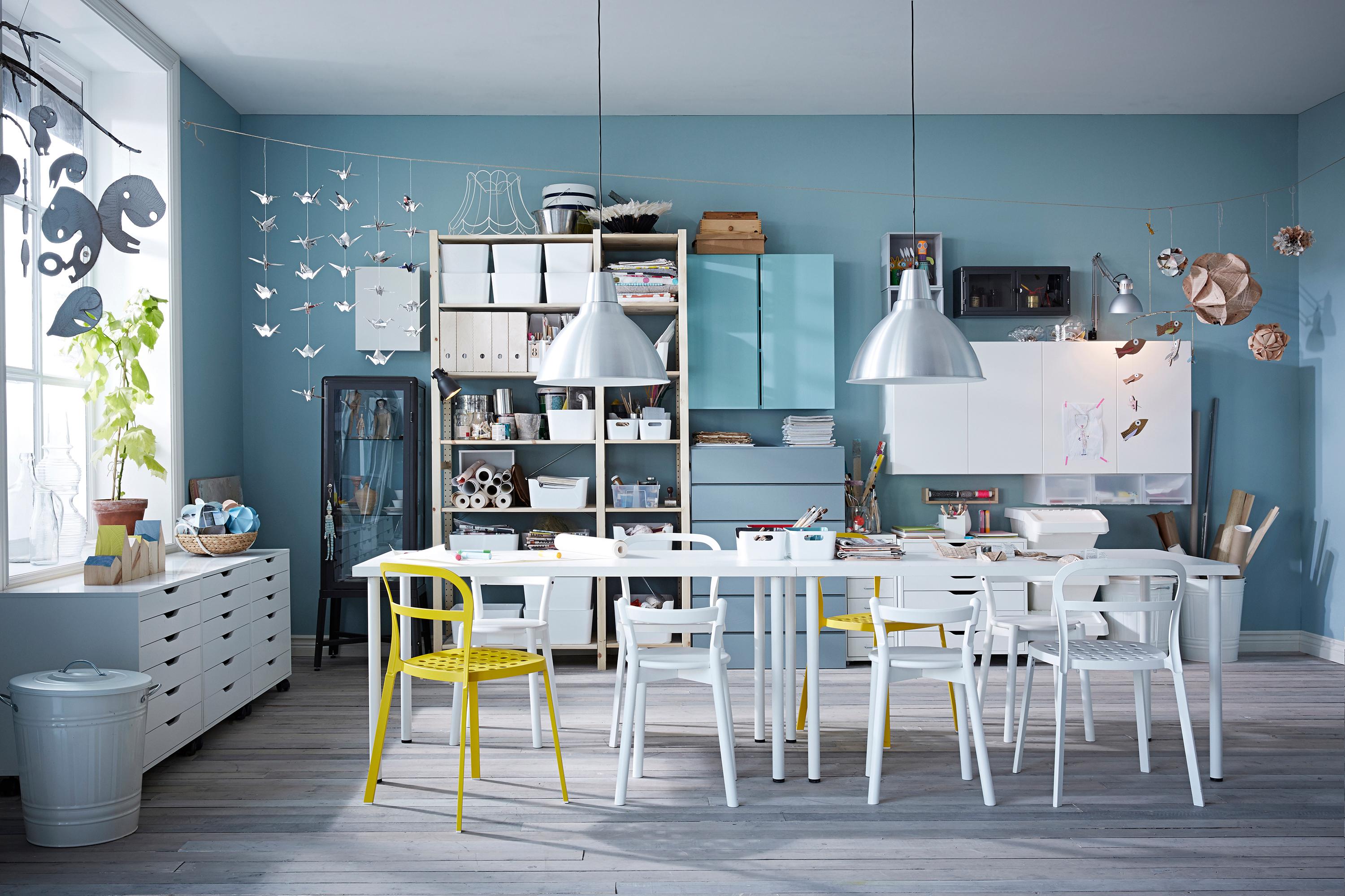 Bastelzimmer in Blautönen und Weiß #arbeitstisch #wandfarbe #regalsystem #kommode #ikea #bastelecke #tisch #blauewandgestaltung ©Inter IKEA Systems B.V.