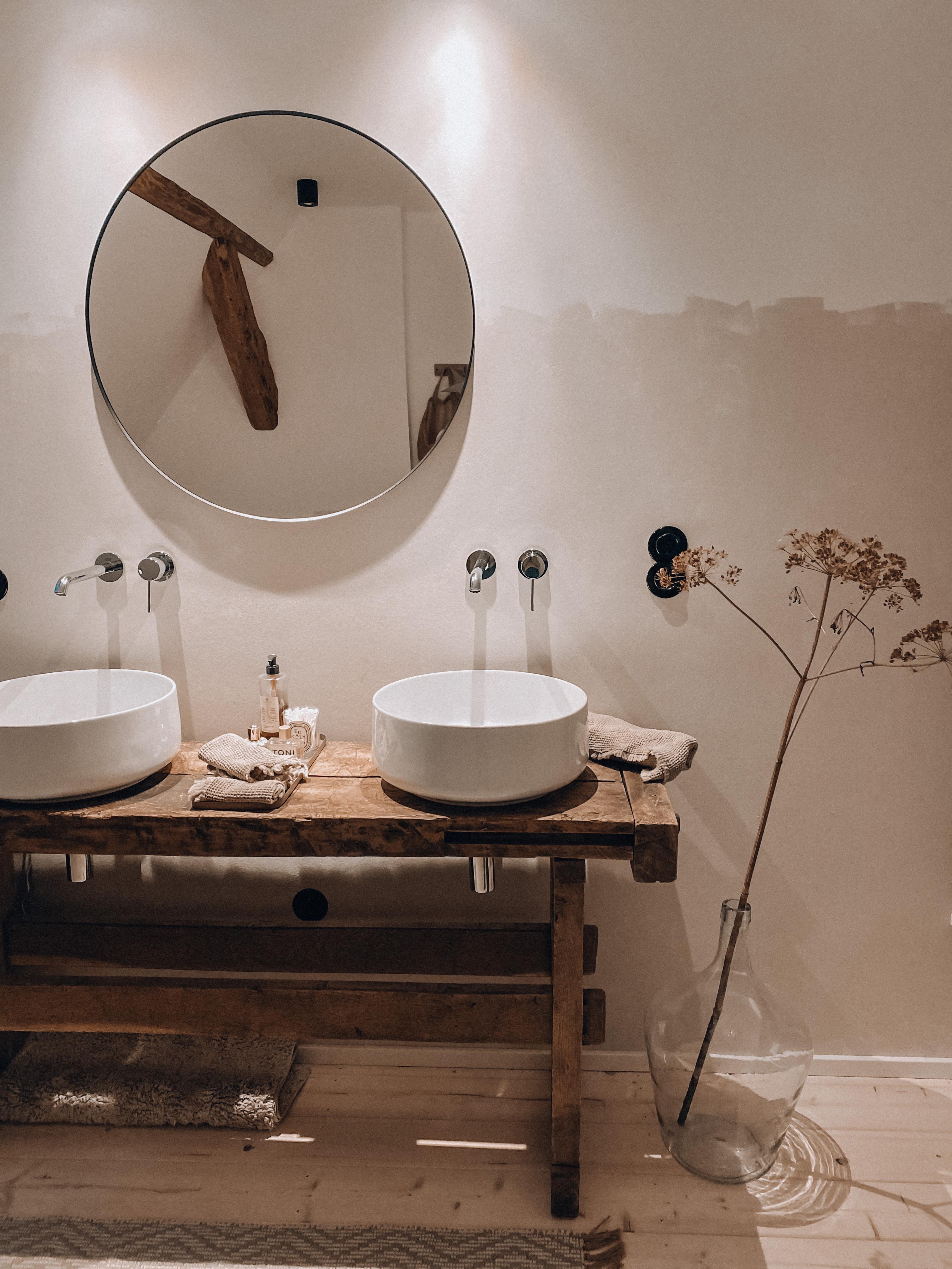 Bathroom 🤍
#badezimmerdeko #bdezimmer #werkbank #spiegel #ikea #dielenboden #trockenblumen #lichtschalter #altbauliebe