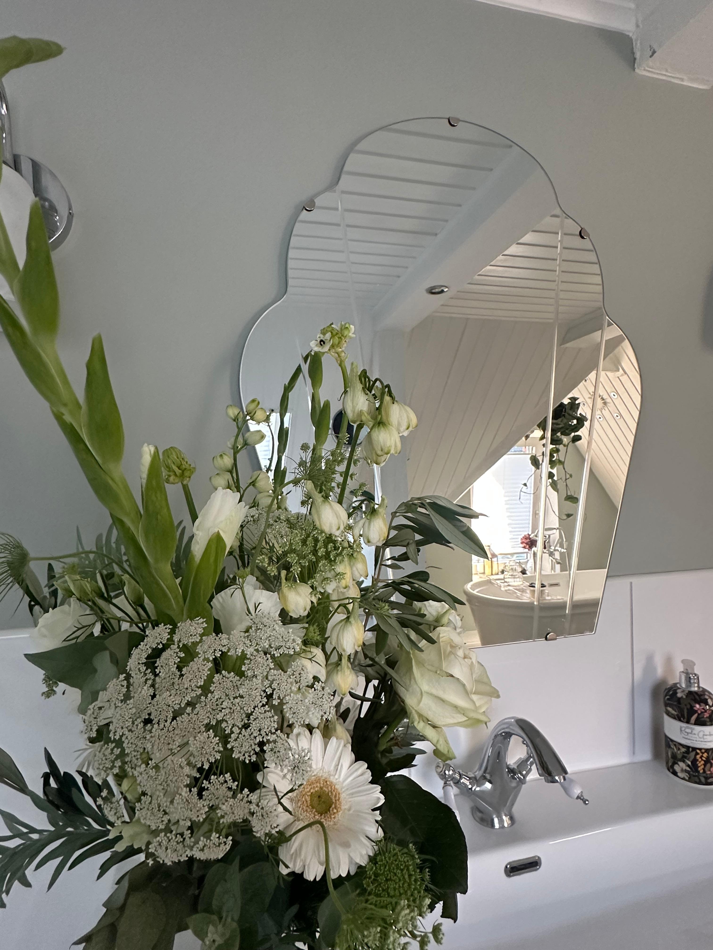 Bathroom romance 🥰 