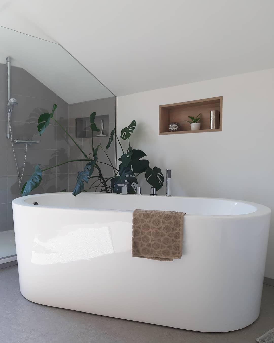 Bathroominspo 💙
#Badezimmer#dusche#badewanne#skandi#fliesen#beton#freistehendebadewanne#monstera#minimalismus