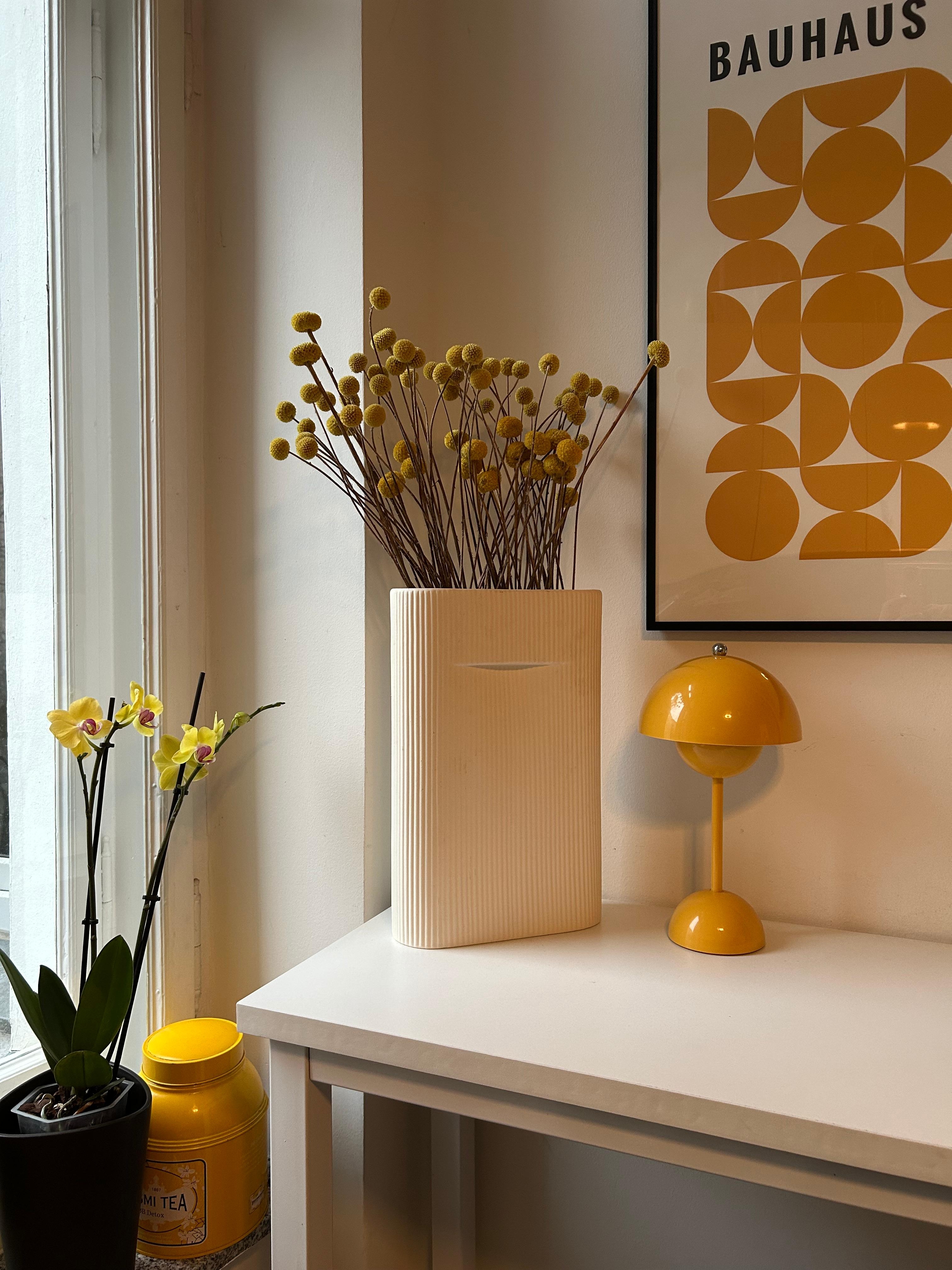 Bauhaus meets Danish Design
#bauhaus #flowers #muuto #flowerpot #danish #küche #gelb