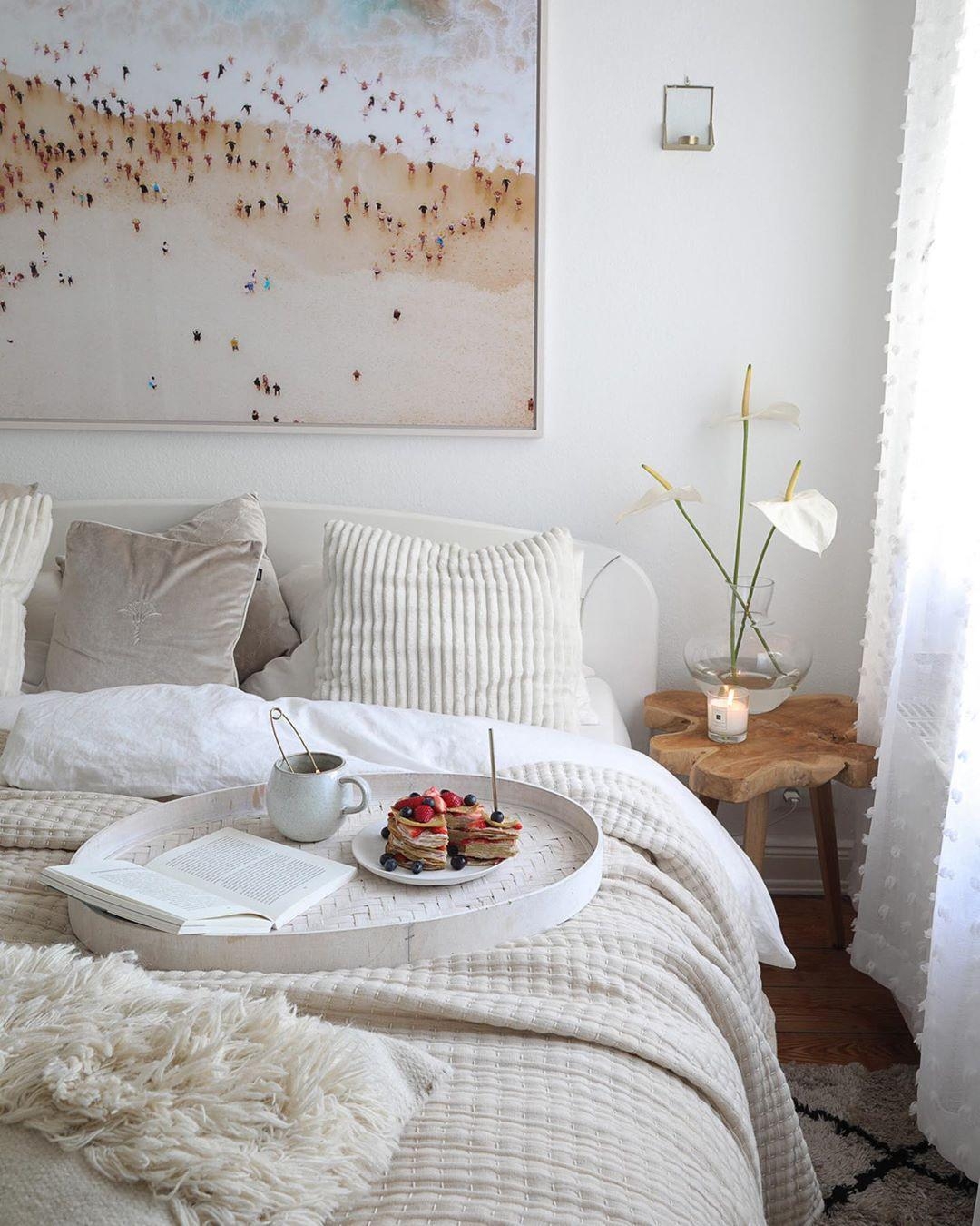#Bed & #Breakfast 🍓

#frühstück #bett #beistelltisch #kissen #decke #blumen #gemütlich #schlafzimmer #couchliebt #cozy