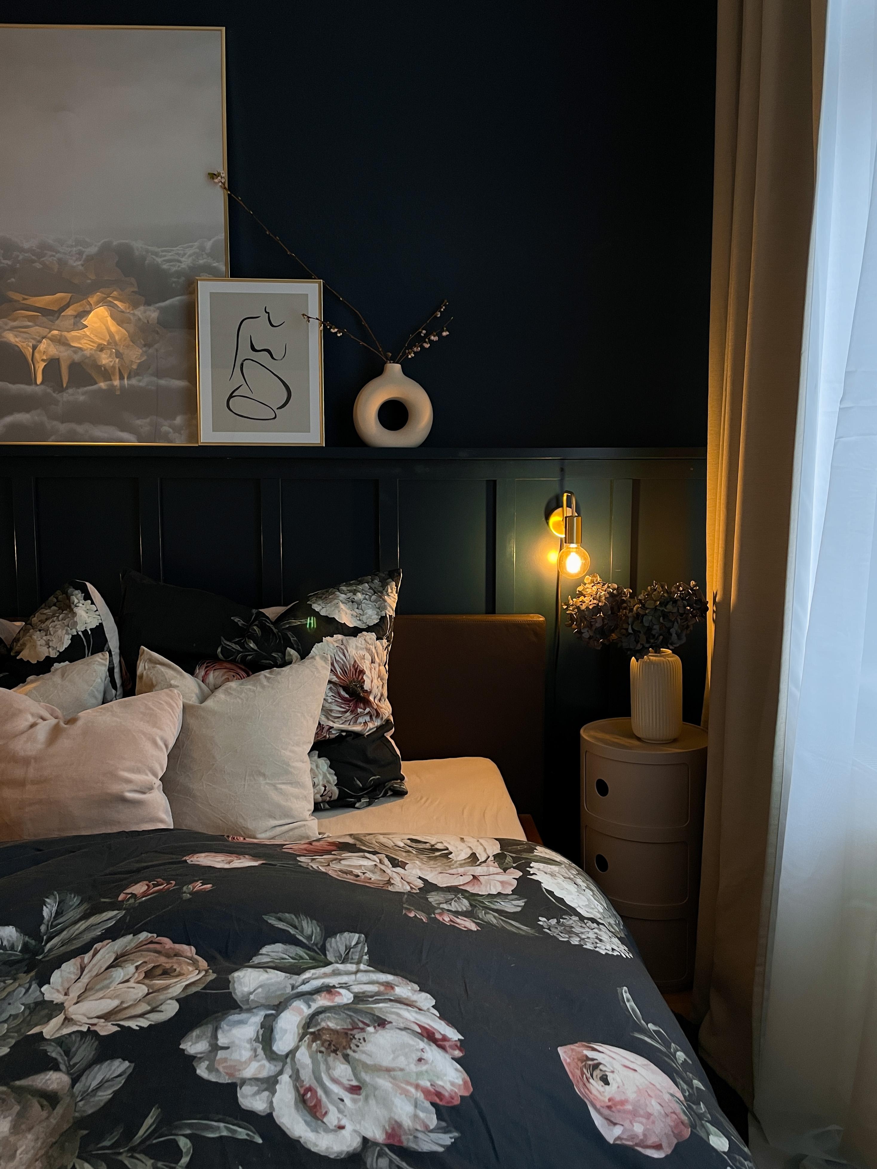 Bedroom ✨💙
#bedroom #details #flowers #cozy #darkblue #blueberry