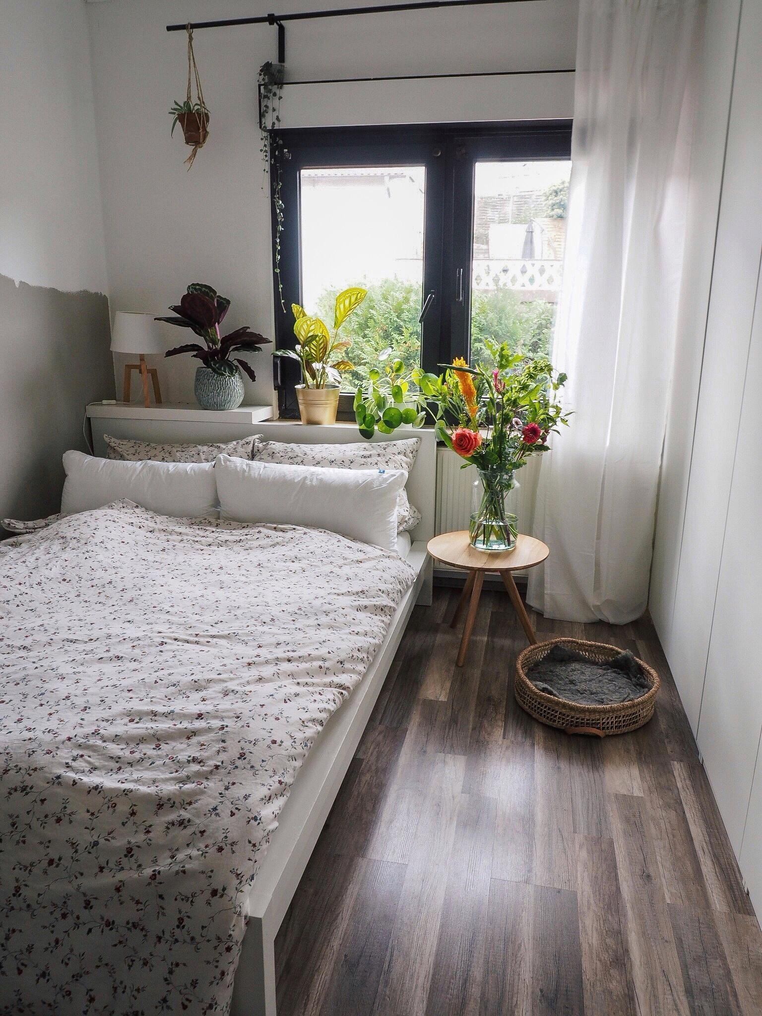 Bedroom.
#couchliebt #bedroom #flowers #skandistyle #whiteliving 