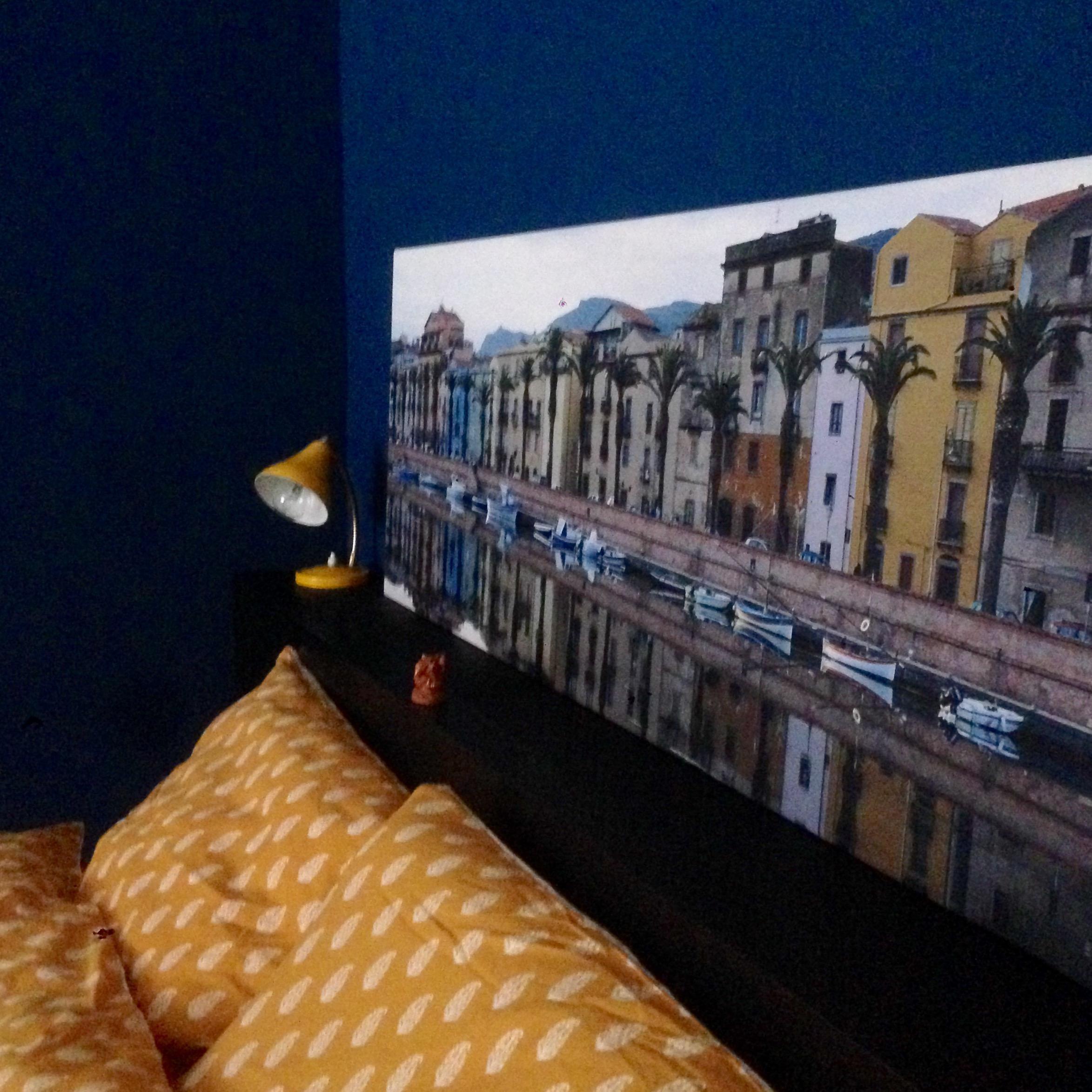 #bedroom #grüneerde #bosasardegna #fotoaufleinwand #yellowandblue #bluewall #retrolamp #yellowbedlinen
