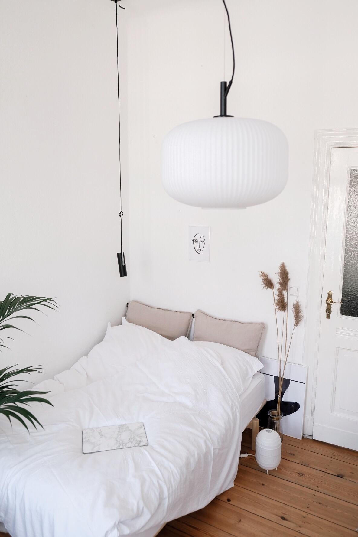 #bedroom #lampe #deckenleuchte #bett #schlafzimmer #lampen #altbau #bedroominspo #deko 