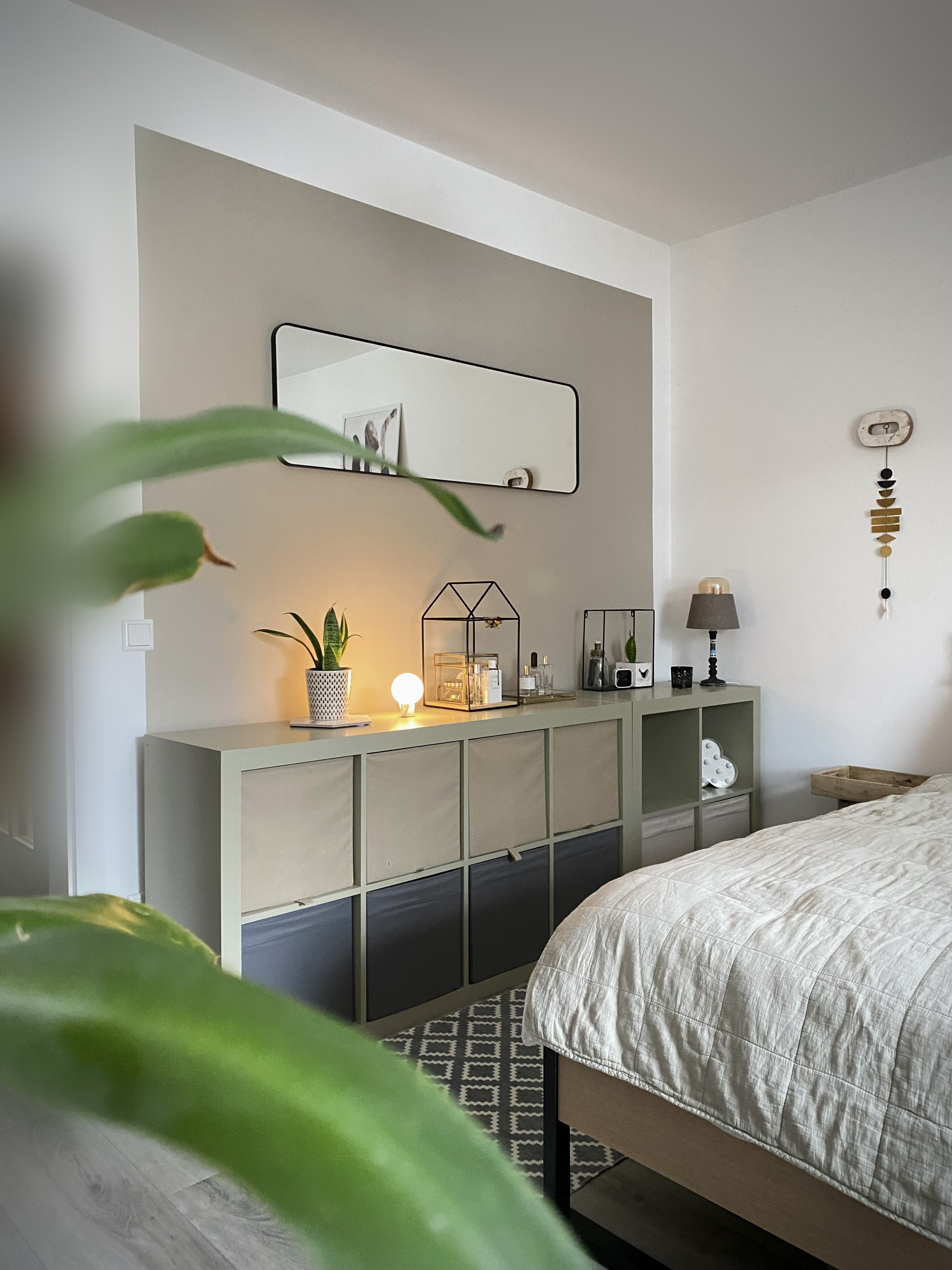 bedroom #makeover — Hotel-Feeling Ton in Ton #wand + #ikearegal — #salbeifarben
🤍 + kleine Mini Projekte on top:
#weinkistendeko #kacheldeko
#DIY
