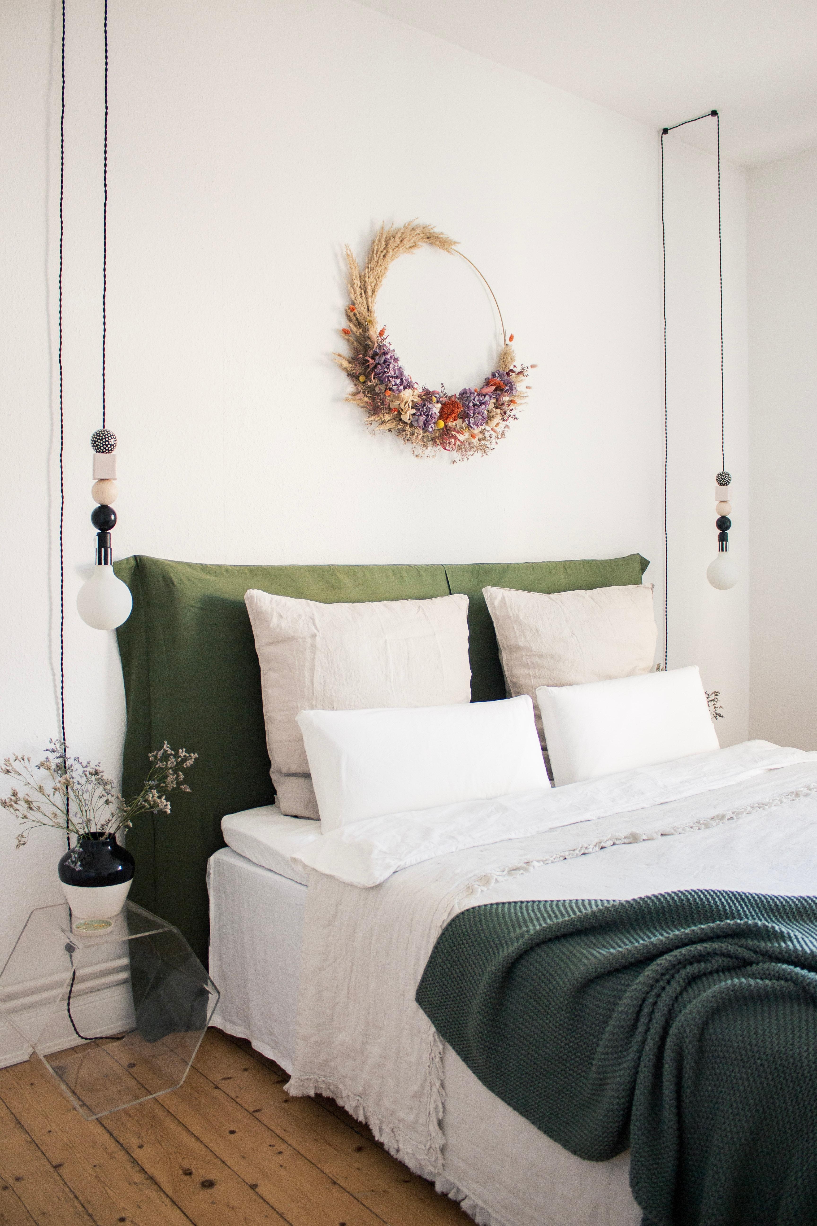 #bedroom #morningglory #schlafzimmer #diyheadboard #diylamp #greenbed #altbauliebe #altbauwohnung #flowerwreath