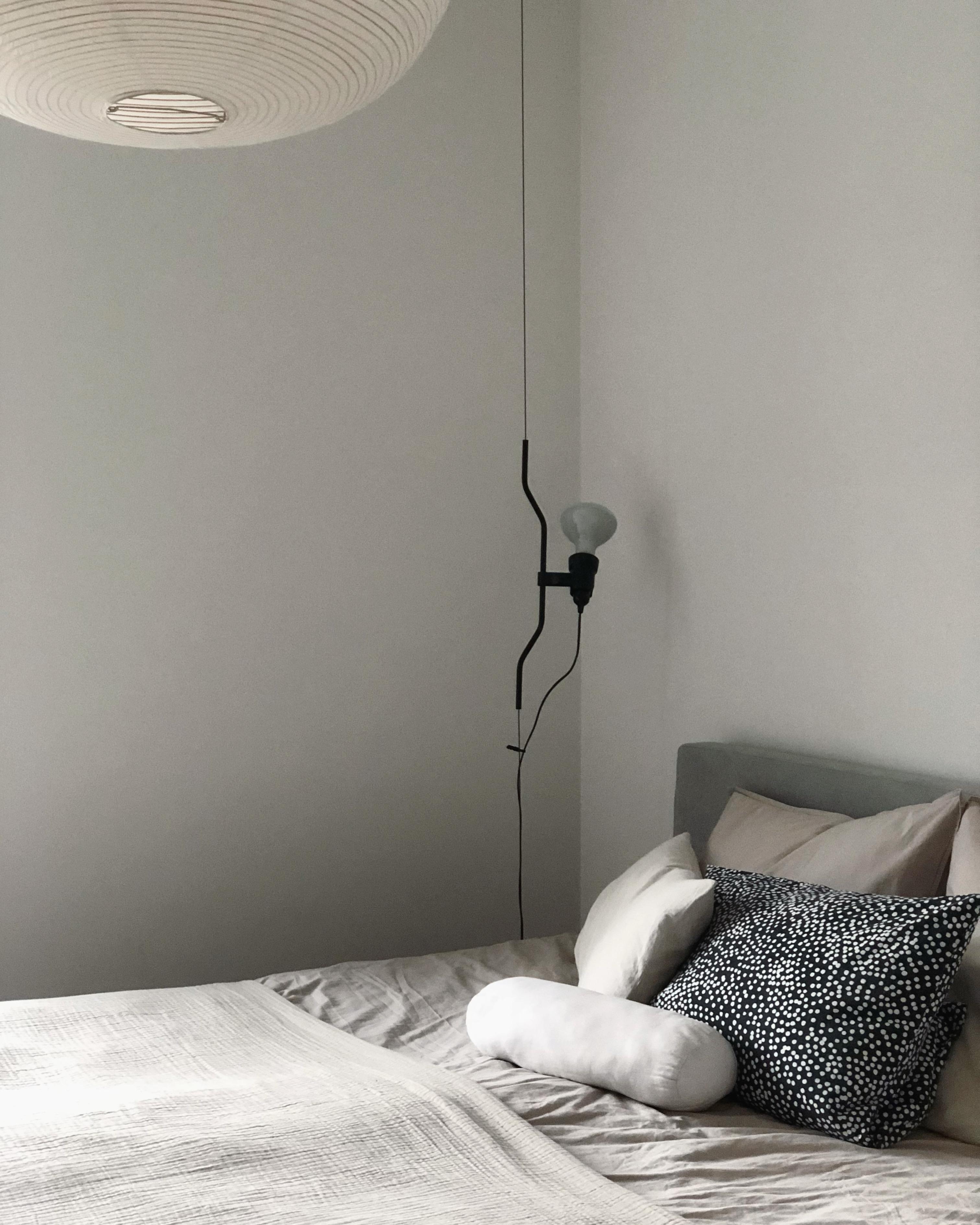 #bedroom #schlafzimmer #bett #bed #textilien #beleuchtung #lampe #minimalism #interior #couchstyle #cozy #home #nordic