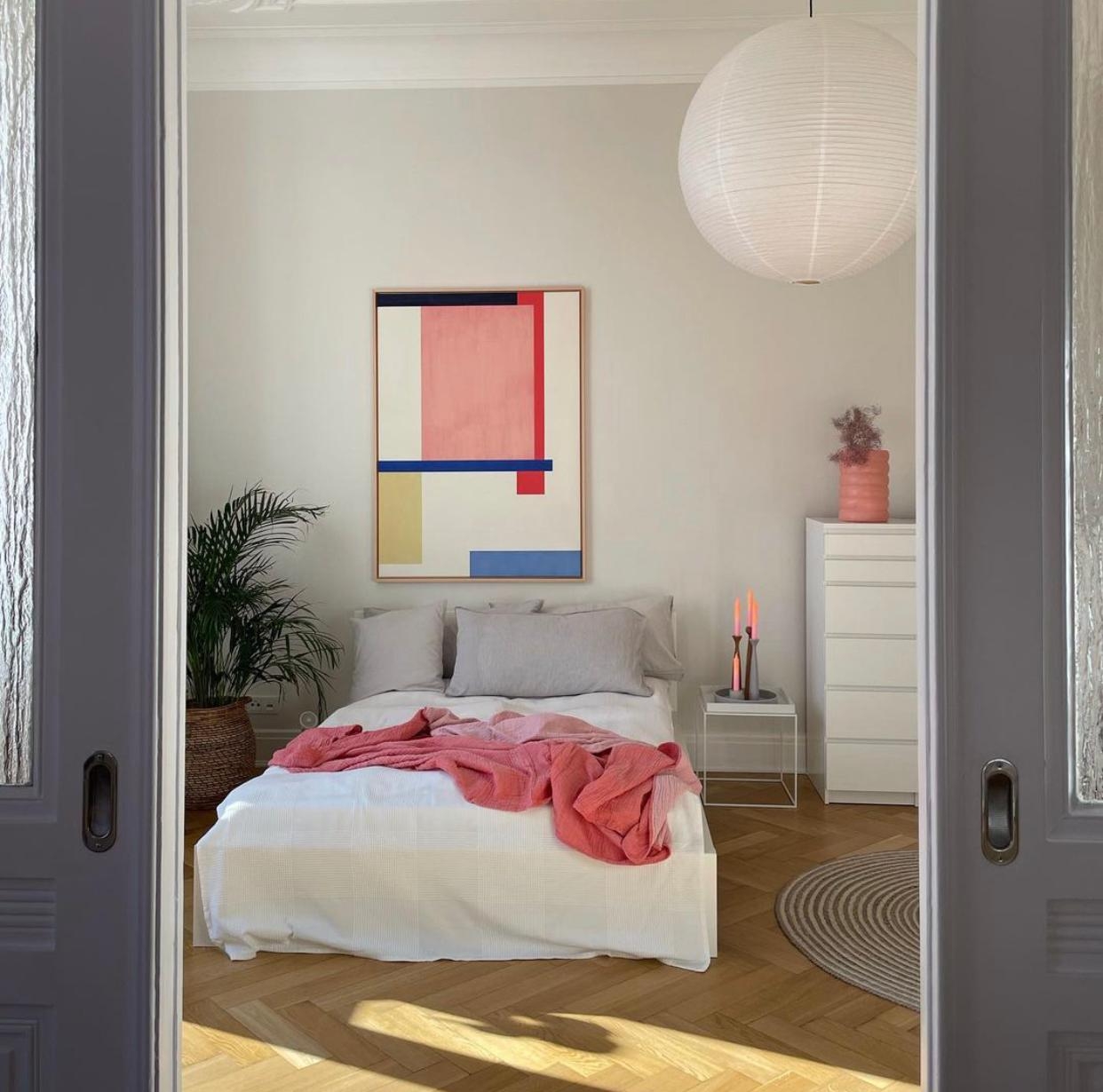 #bedroom #schlafzimmer #colourfulliving #art #kunst #artprint #bed #light #sunlight #living 