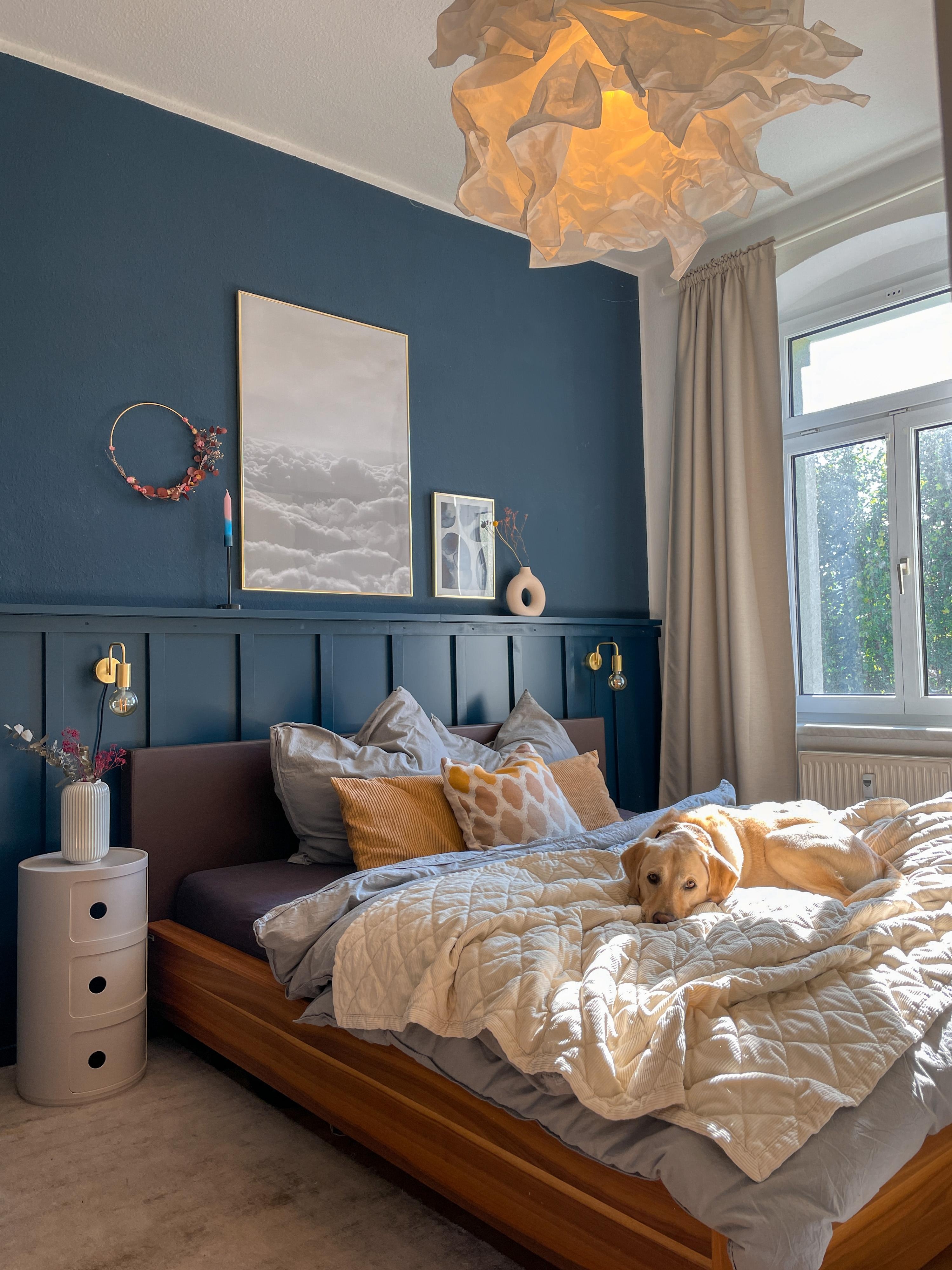#bedroom #schlafzimmer #cozy #wandvertäfelung #paneling #bluewall #blueberry #schönerwohnenfarbe 