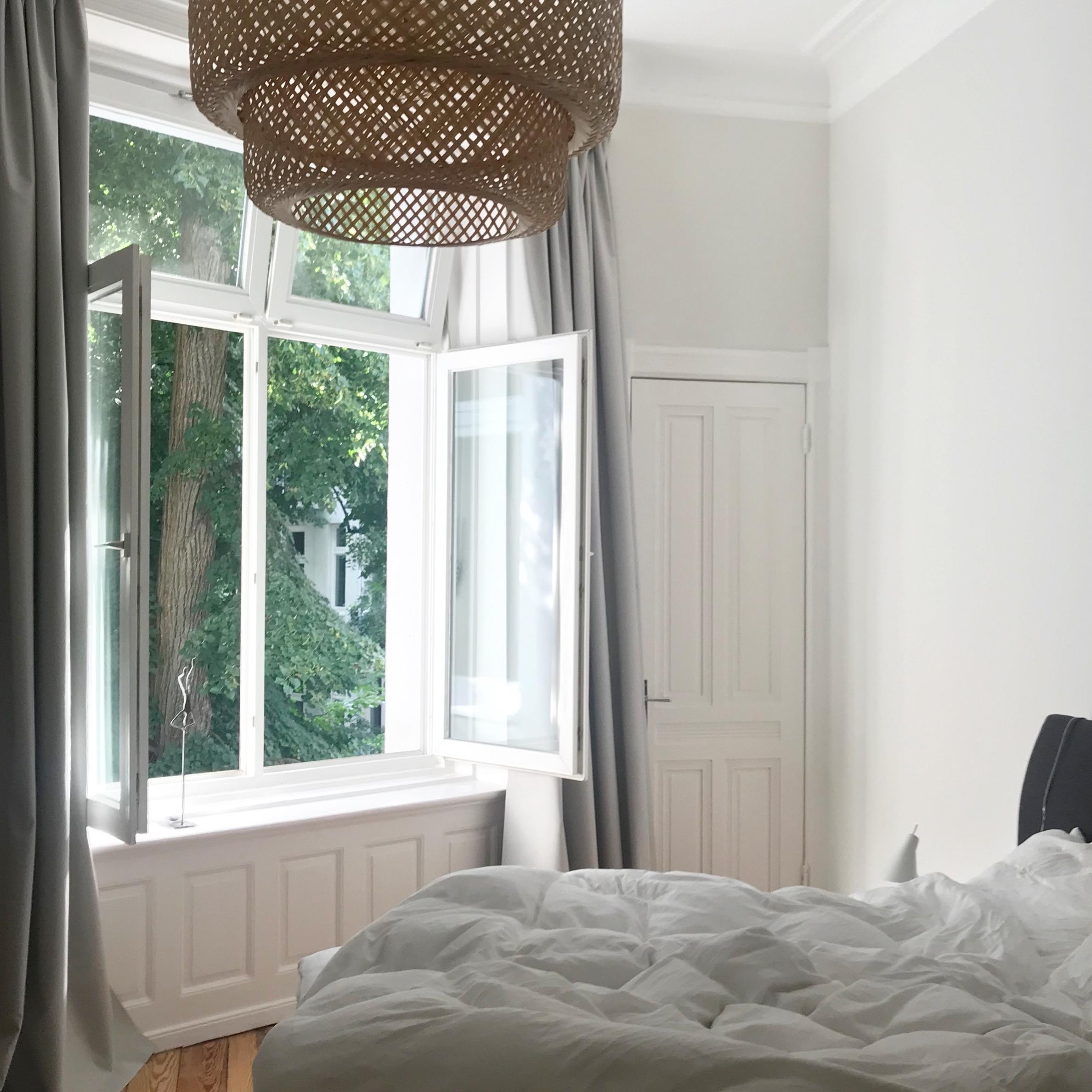 #bedroom #schlafzimmer #window #bed #bett #fenster #altbau #weißebettwäsche #couchstyle #couchliebt