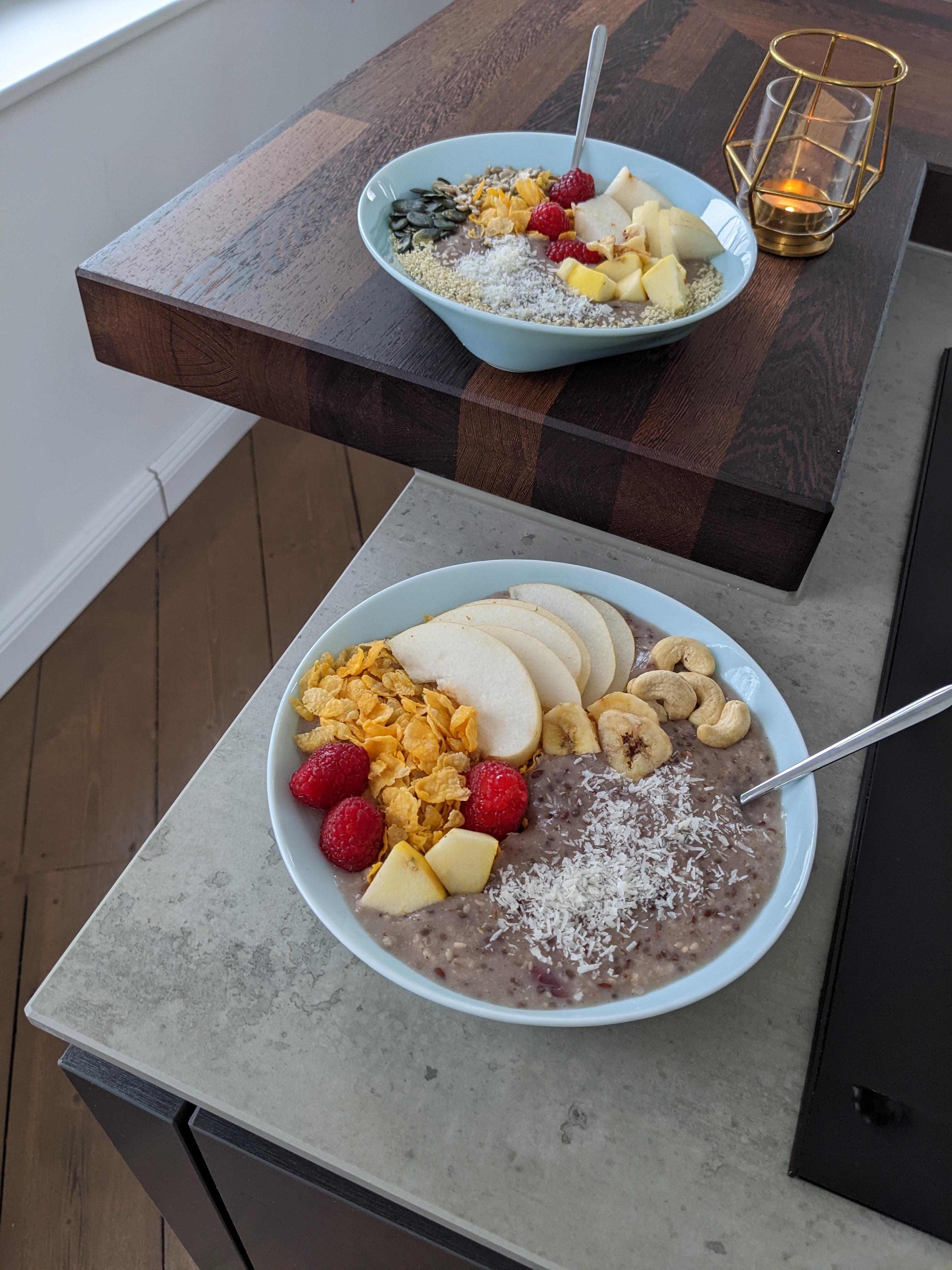 Beeren-Porridge-Bowl mit Nüssen und Samen.🫐Ich liebe übrigens unsere Kücheninsel.💚
#frühstück #food #brunch #❤️