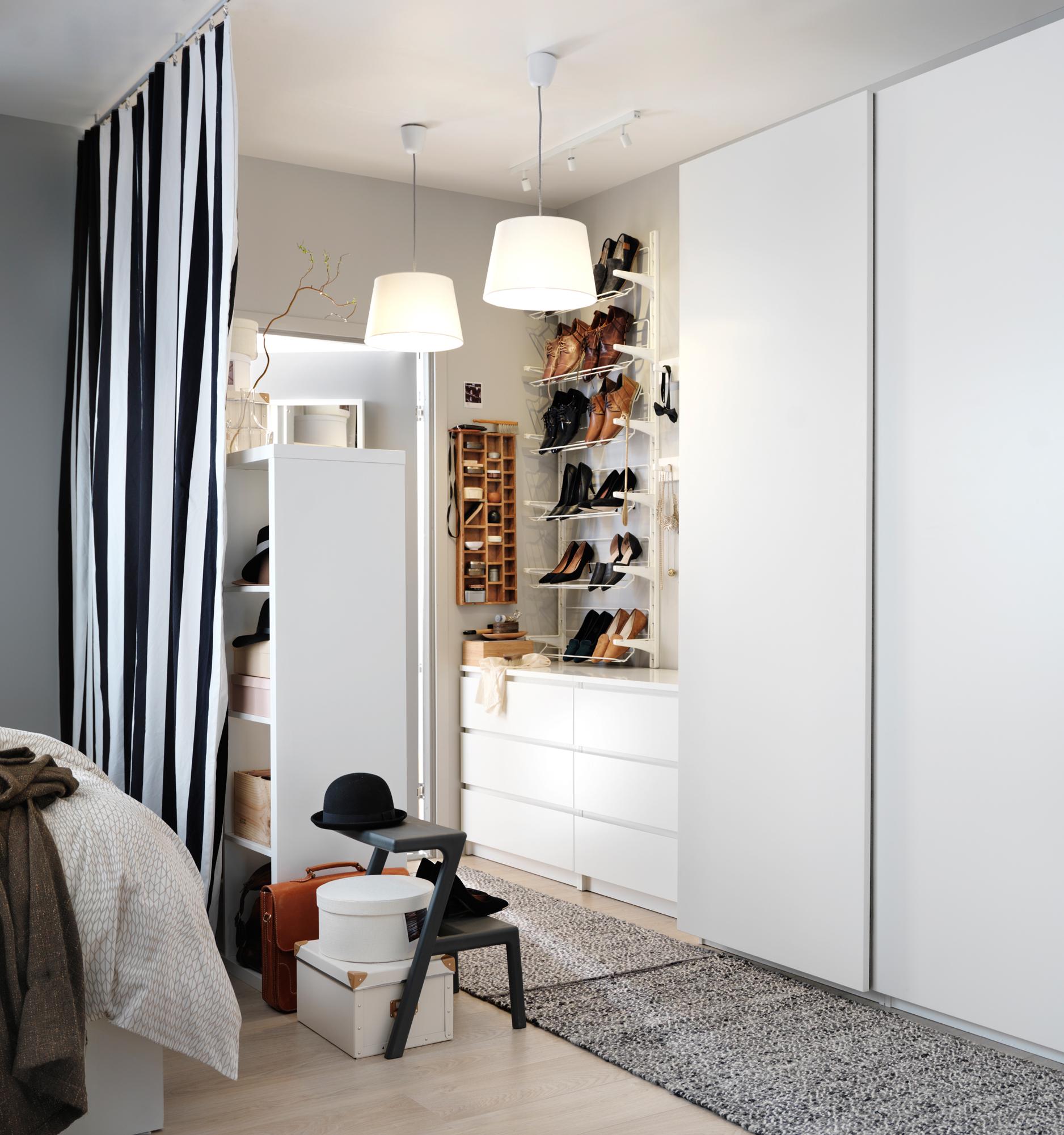 Begehbarer Kleiderschrank für kleines Zimmer #ikea #garderobe #garderobenschrank #schuhschrank #ankleidezimmer #zimmergestaltung ©Inter IKEA Systems B.V.