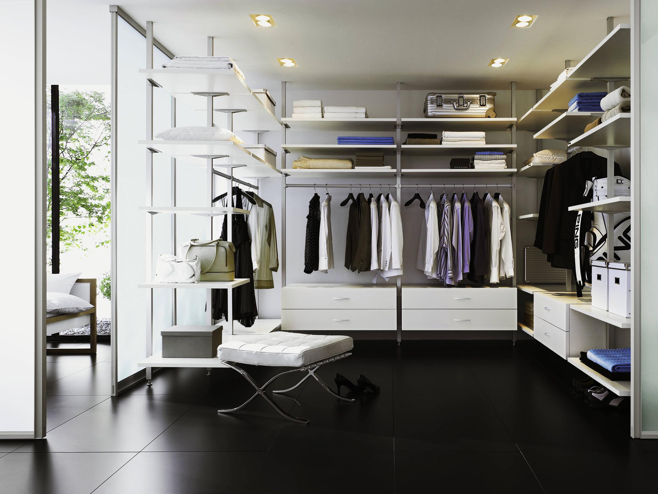 Begehbarer Kleiderschrank in Schwarz-Weiß #begehbarerkleiderschrank ©raumplus
