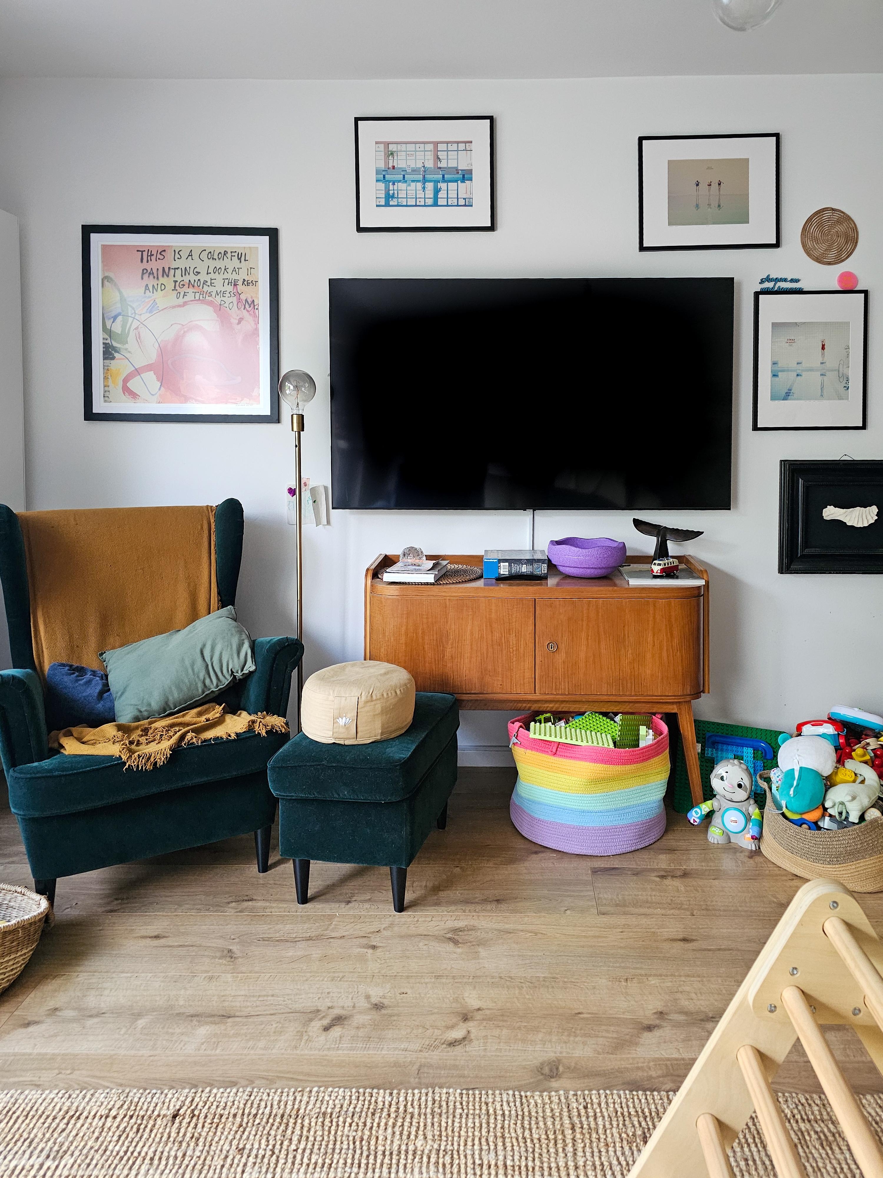 Bei aller Interior Liebe, wohnen hier immer noch zwei kleine Kinder. 💜 #mehrrealität #dasleben #lebenmitkindern #wohnzimmer #midcentury #kunst