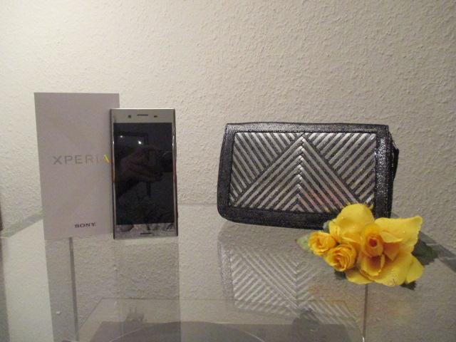 Bei COUCHstyle gewonnen, herzlichen Dank! 
#Smartphone #Xperia XZ Premium Sony #Travel-Wallet „Reflexions“ von Lili Radu