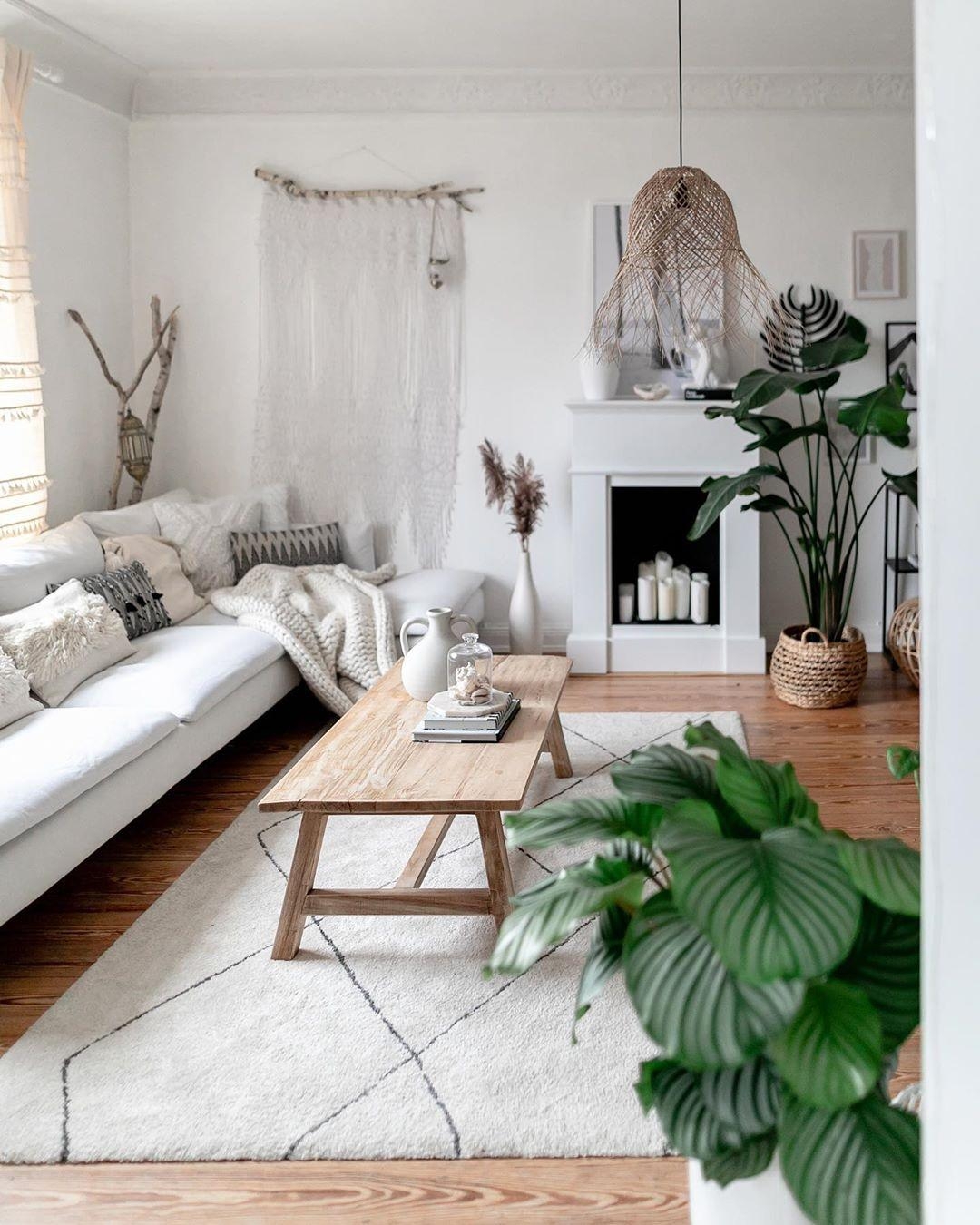 Bei dem Wetter kann man es sich ja nur zu Hause gemütlich machen, oder?✌️

#wohnzimmer #teppich #sofa #altbau #leuchte
