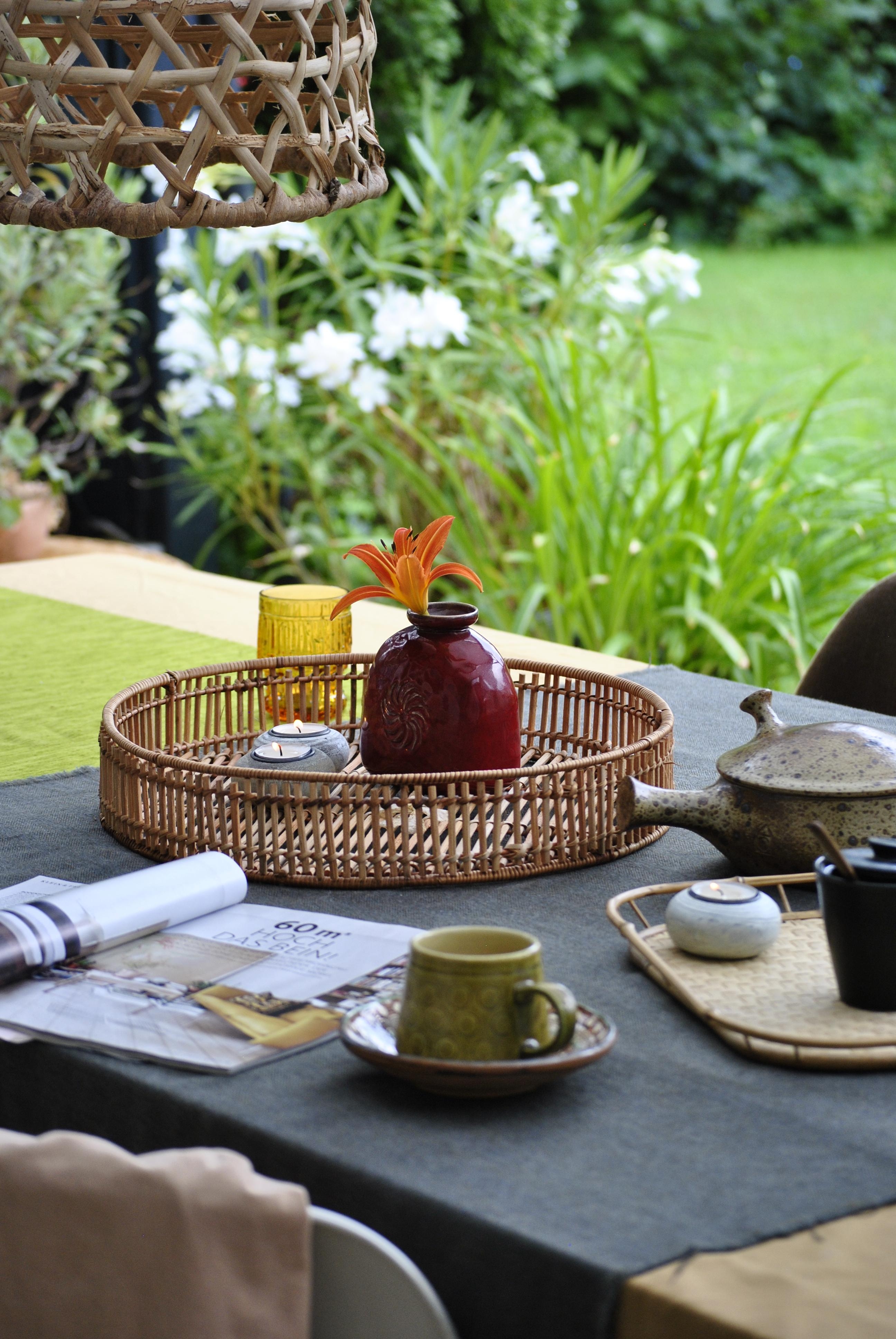 Bei #kerzenschein und Regen mit #kaffee und #schönerwohnen auf der #terrasse - hat auch was. #zuhausesein
