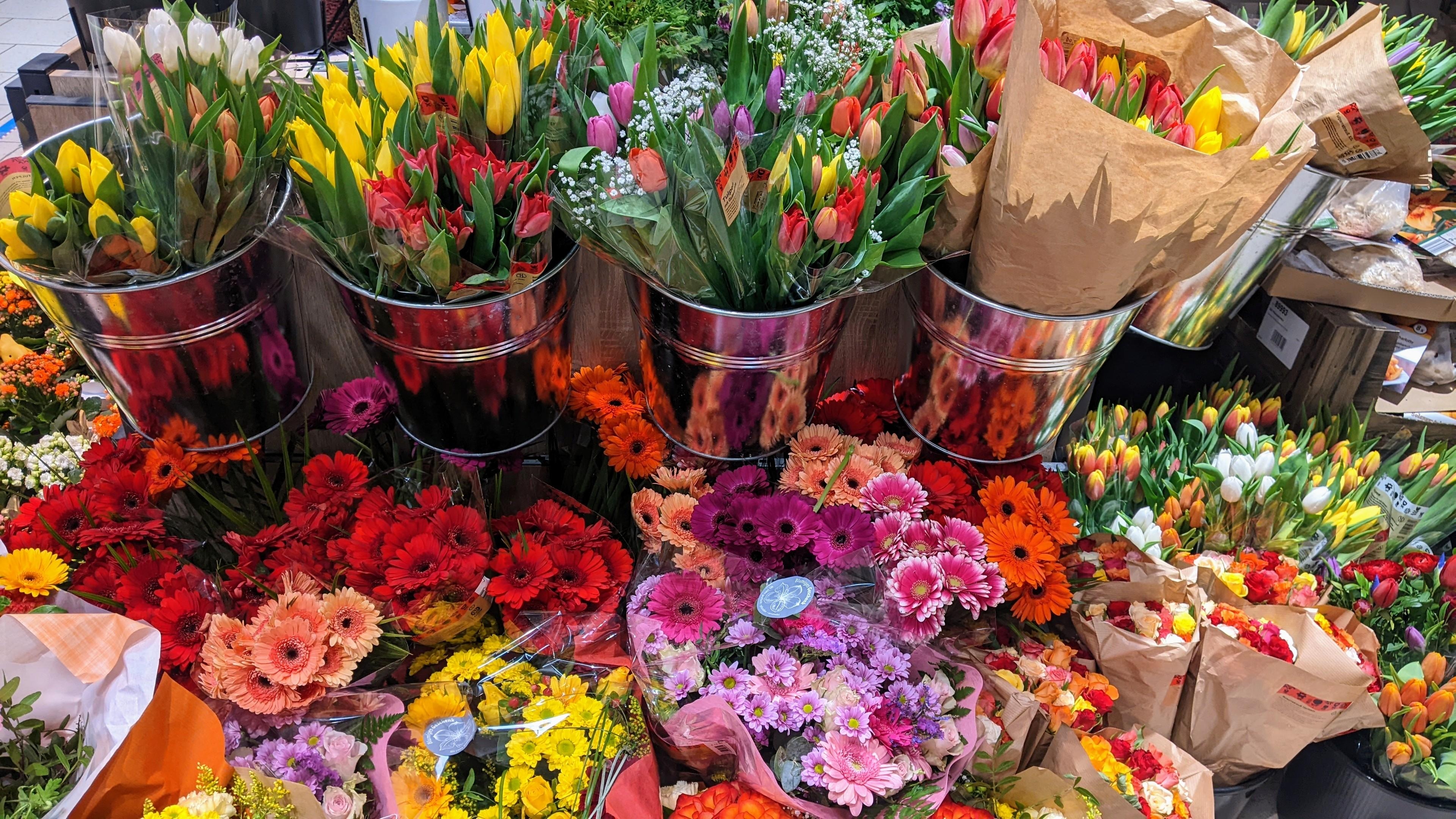 Bei so einem schönen Anblick geht man doch gerne in der Früh zum Einkaufen :)

#freshflowers