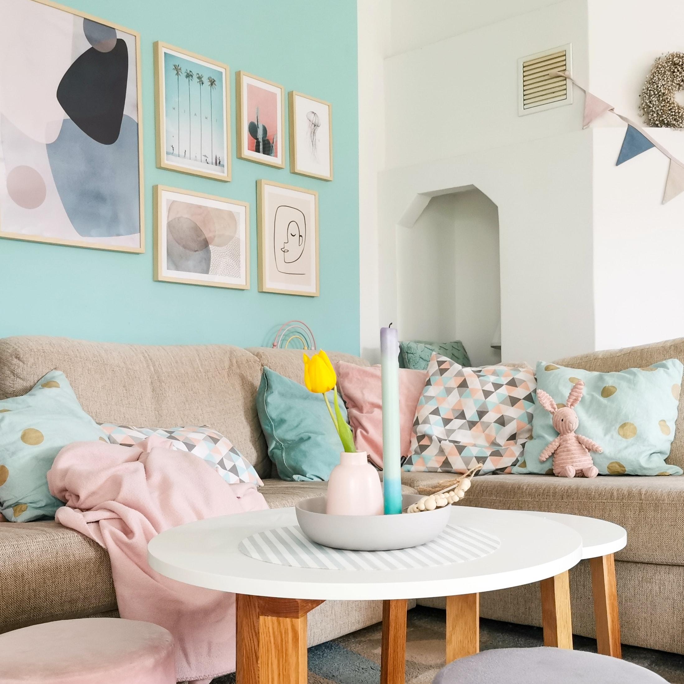Bei uns herrscht immer pastelliger Frühling. #pastell #pastellliebe #wohnzimmer #bilderwand #livingroom