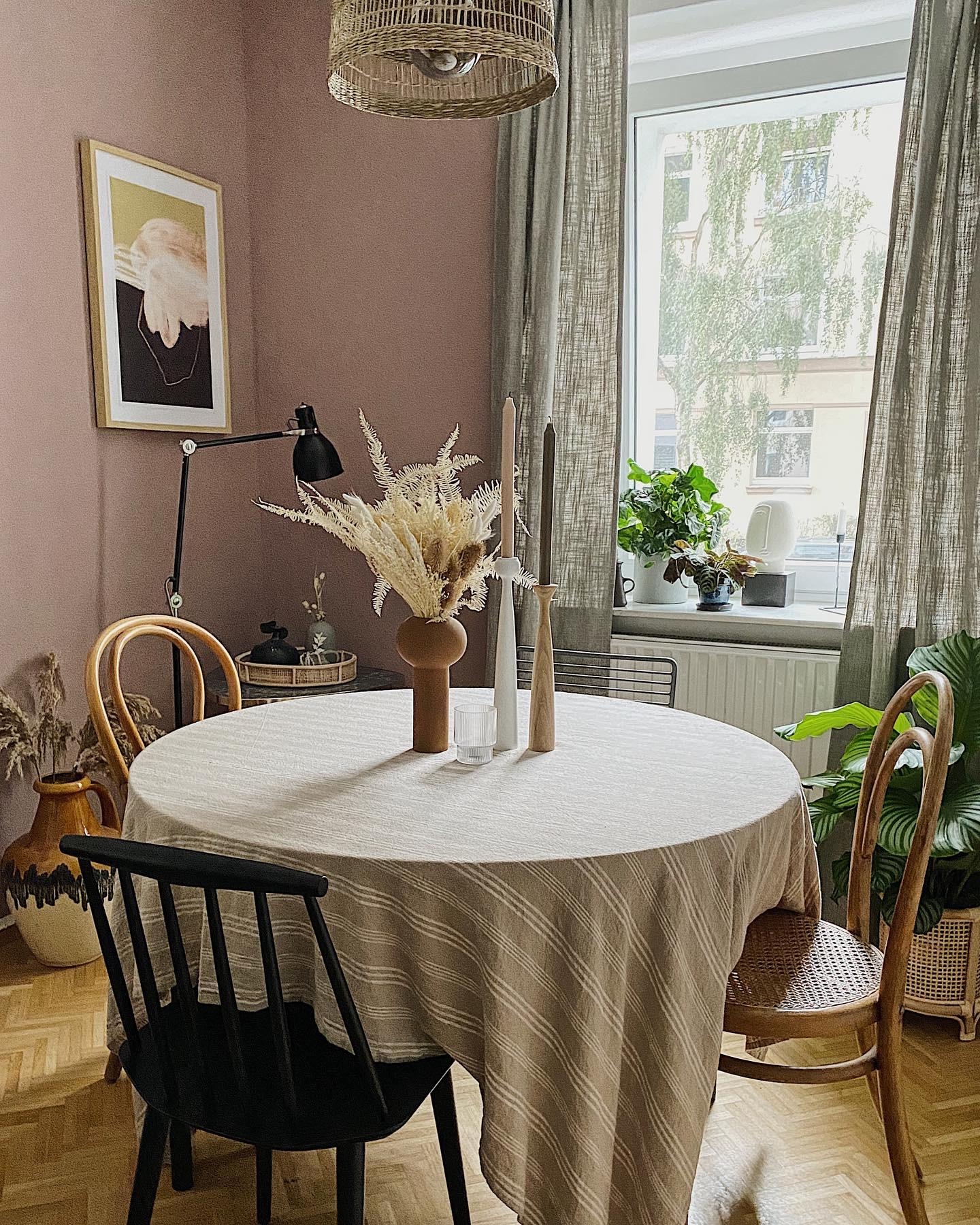 Bei uns im Esszimmer gibt es ein Revival der Tischdecke und des Wiener Geflechts :) #diningroom #trockenblumen