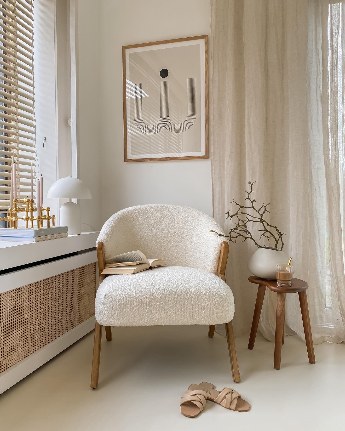 #beige #boucle #sessel #stuhl #interior #decoration #leinen #gardinen #magnolien #couchliebt #toninton
