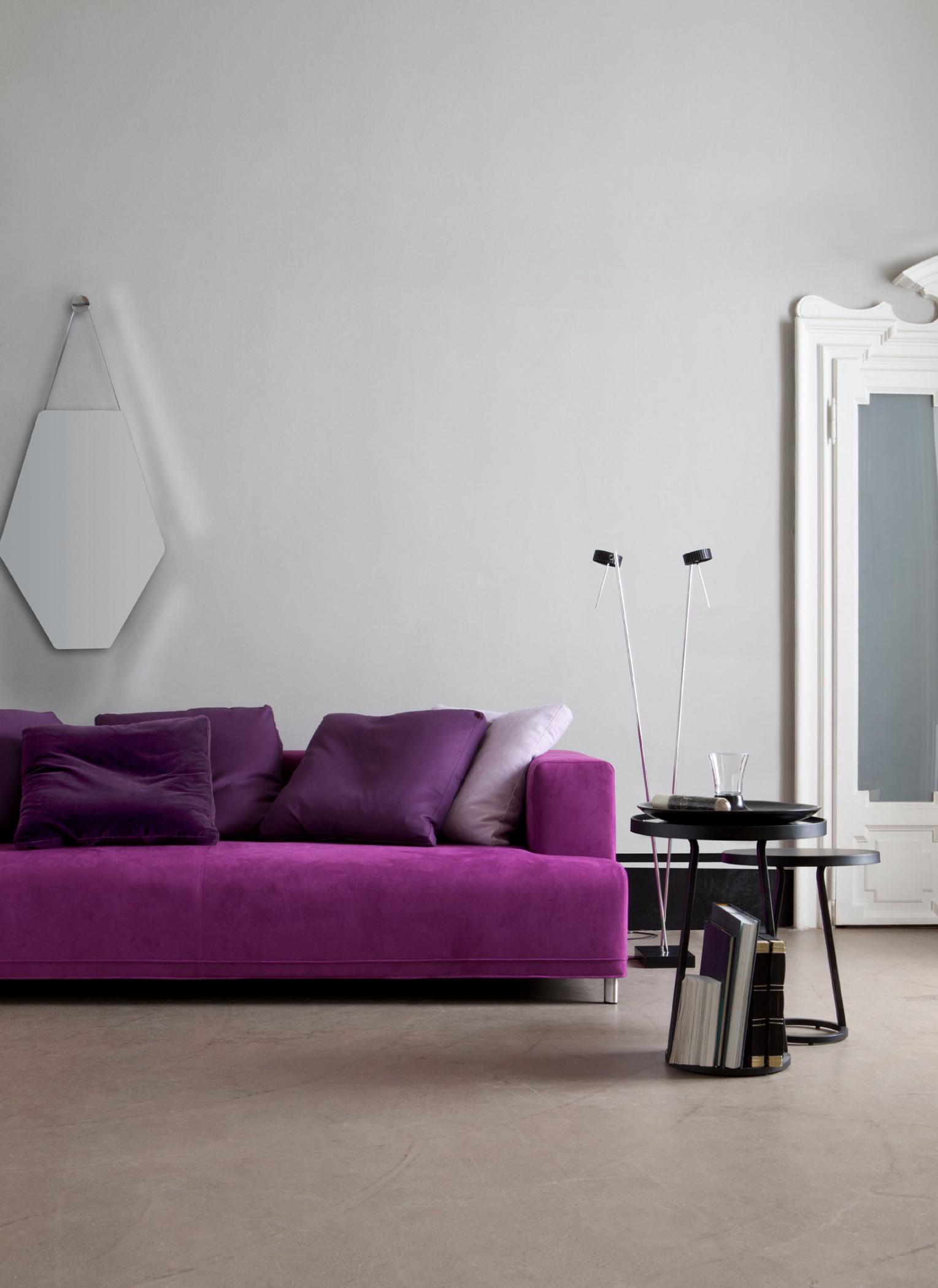 Beistelltisch "Circles" neben Sofa in Violett #wandspiegel ©Ligne Roset