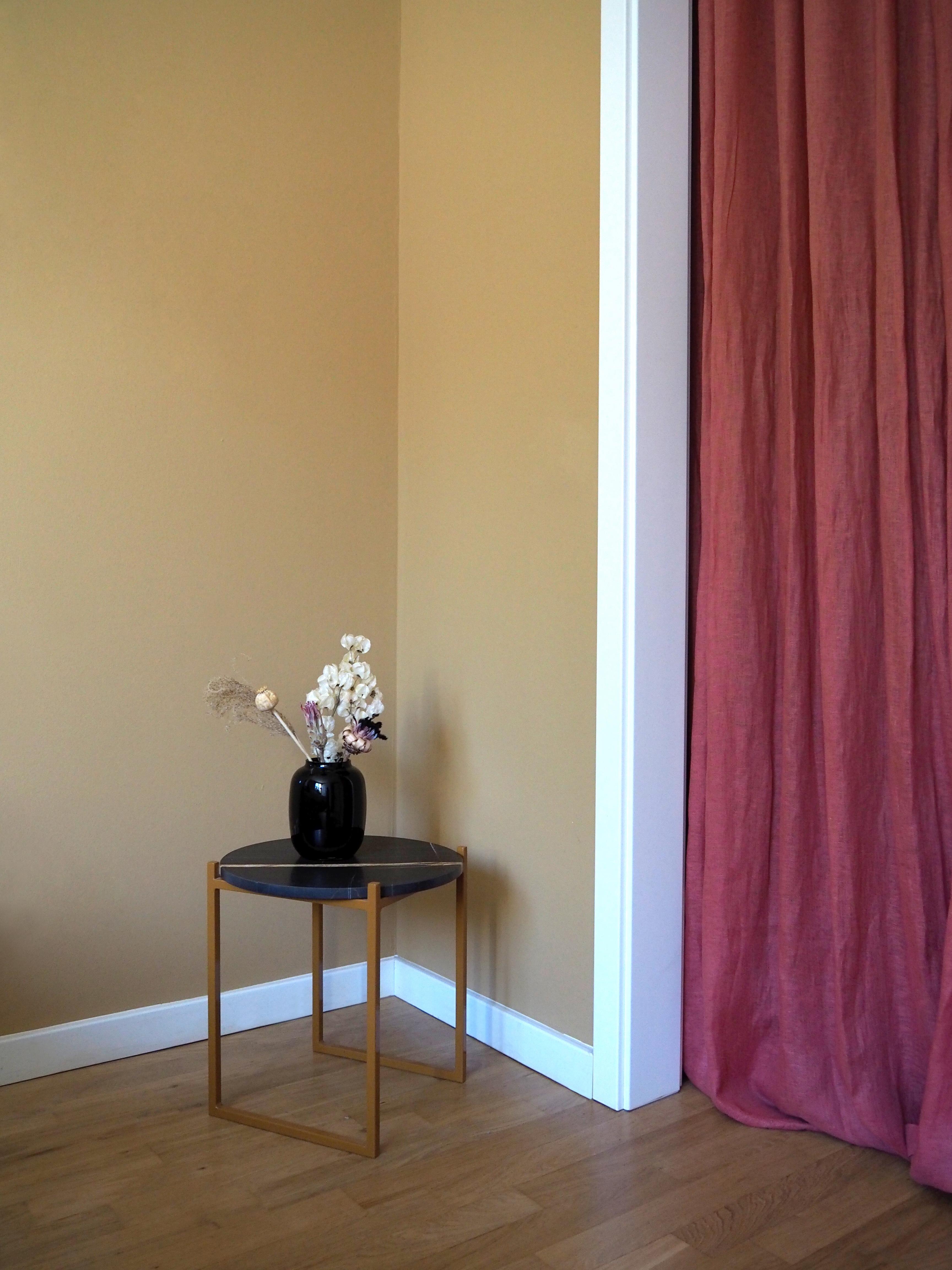 Beistelltisch mit schwarze Marmor trifft auf ockerfarbene Wand und roten Vorhang. #johanenlies #home #upcycling #hygge
