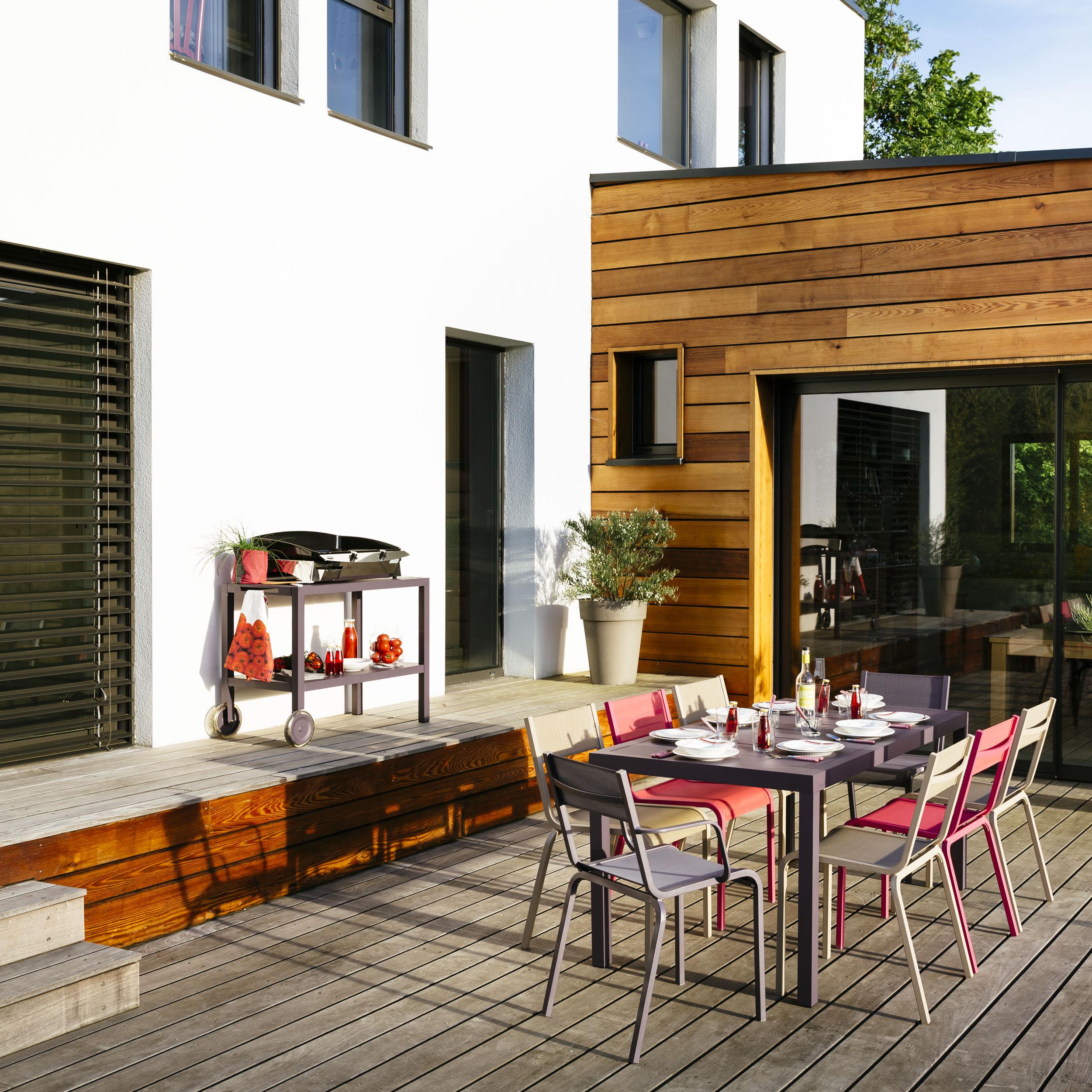 Bereit für jede Gartenparty #beistelltisch #terrasse #ablage #gartenmöbel #gartentisch #tisch #terrassenmöbel ©Fermob