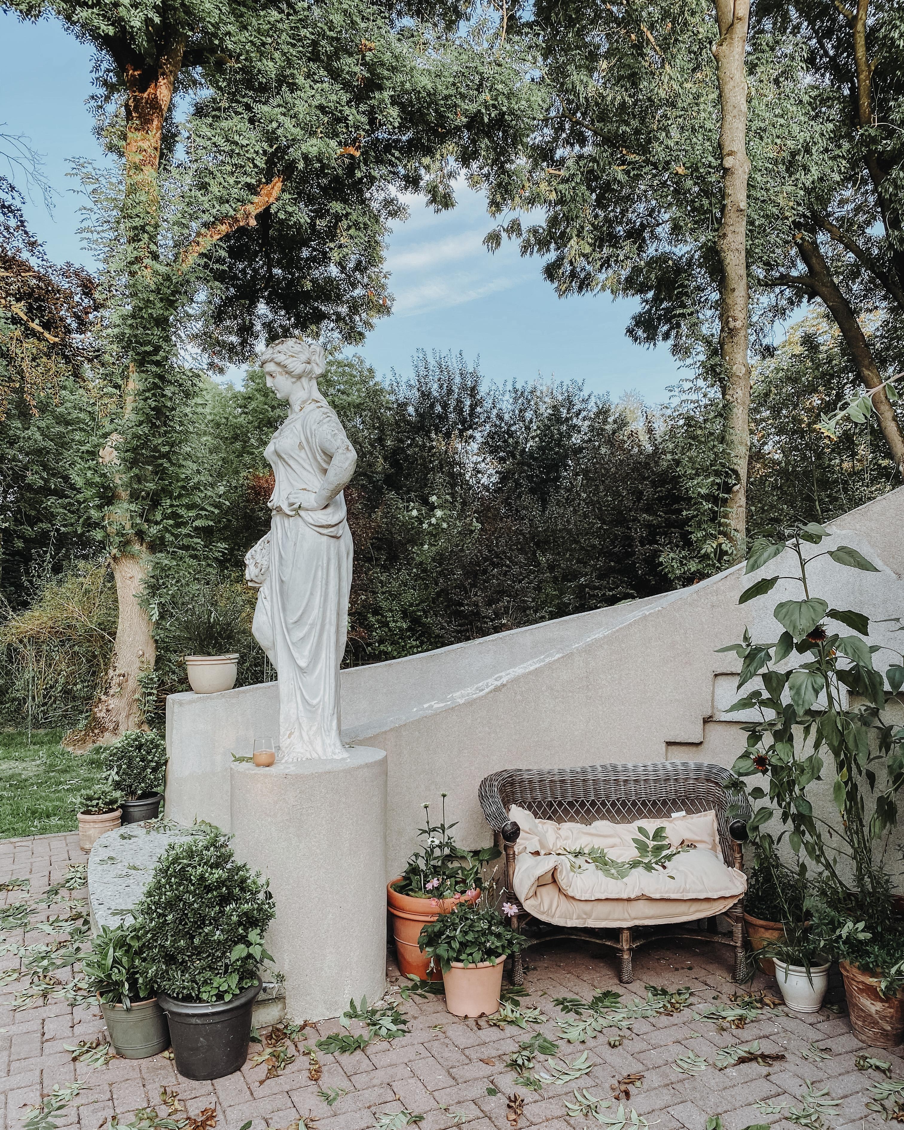 Bereits am Treppenaufgang wird man von der alten Statue „Herbst“ empfangen, die über das Haus wacht. 