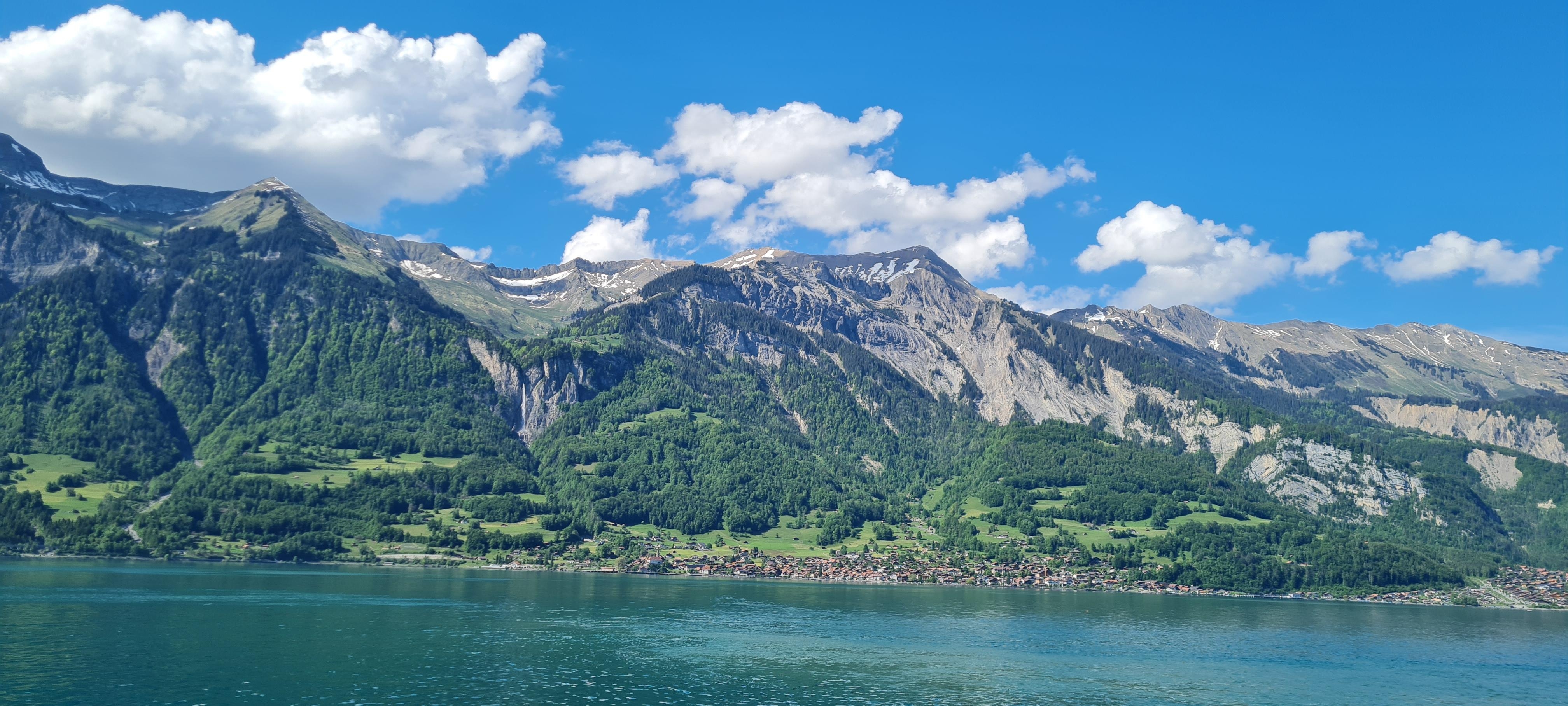 Bergkulisse 

#reisenmachtfroh #schweiz #berge #see